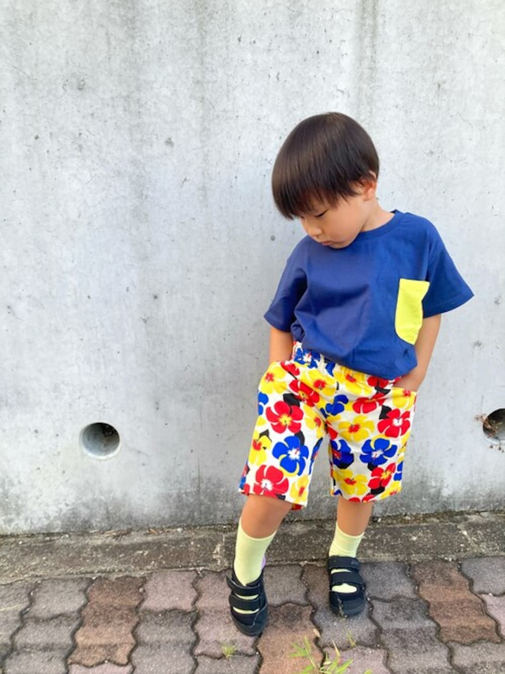 「Tシャツ、ハーフパンツ、子供服、ゆったりコーデ、夏コーデ、夏服、子供コーデ、男の子コーデ、Tシャツコーデ、男の子ファッション」｜「Moujonjonの配色ポケット付き半袖Ｔシャツ（Tシャツ/カットソー、ブルー系）」を使った、こどもの森e-shopさん（キッズ・99cm）の夏コーディネートの1枚目の写真