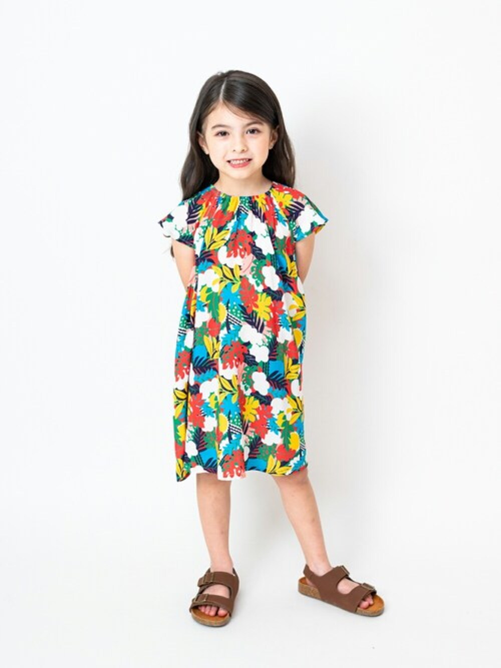 「ワンピース、子供服、女の子、夏コーデ、ボタニカル柄、ワンピーススタイル、夏服、女の子コーデ、子供コーデ、ワンピースコーデ」｜「Moujonjonのボタニカル柄レーヨン半袖ワンピース（ワンピース、ピンク系）」を使った、こどもの森e-shopさん（キッズ・110cm）の夏コーディネートの1枚目の写真