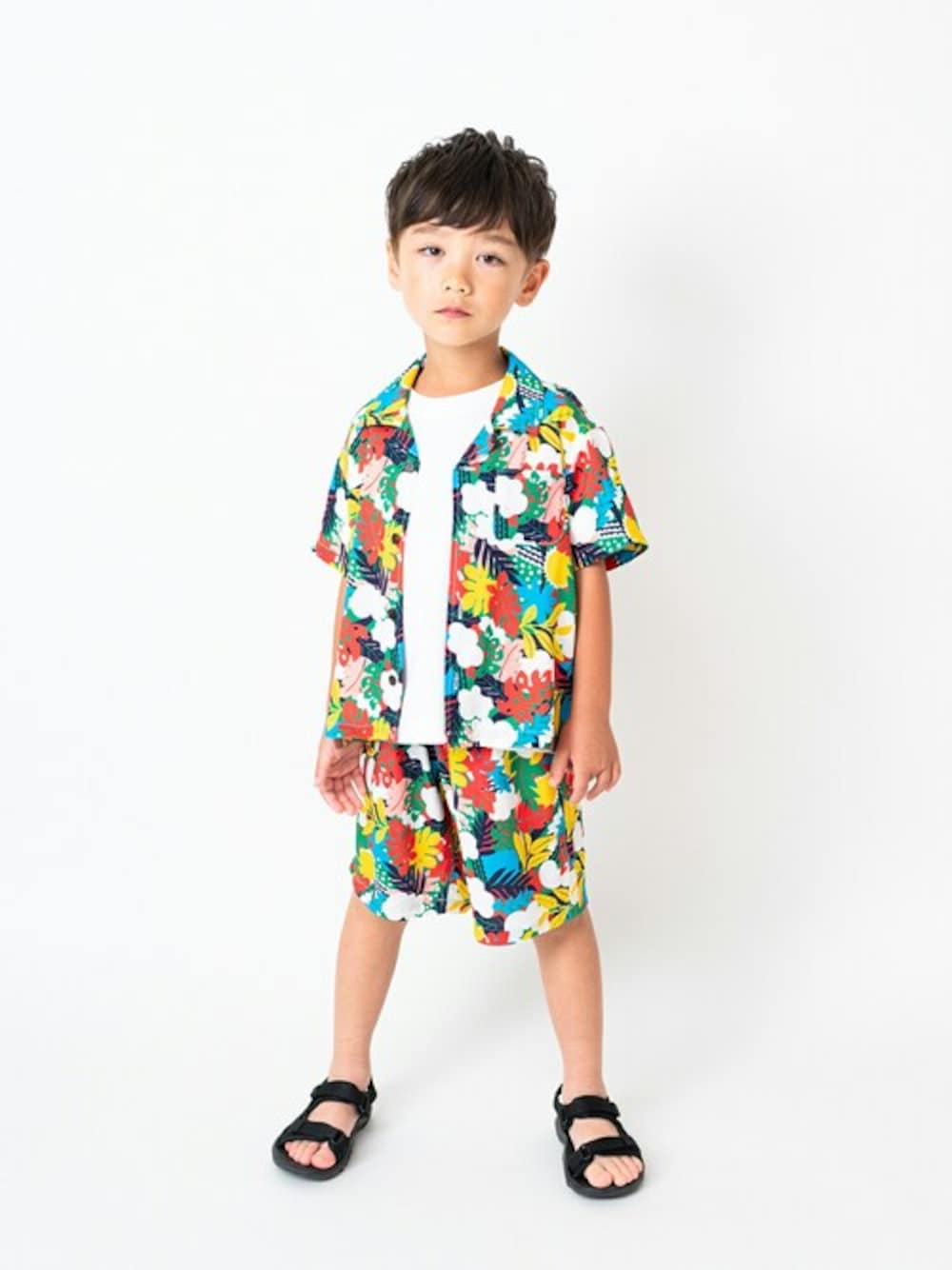 「セットアップ、子供服、男の子、セットアップスタイル、夏コーデ、夏服、子供コーデ、男の子コーデ、セットアイテム、セットアップコーデ」｜「Moujonjonのボタニカル柄レーヨン半袖シャツ（シャツ/ブラウス、ピンク系）」を使った、こどもの森e-shopさん（キッズ・110cm）の夏コーディネートの1枚目の写真