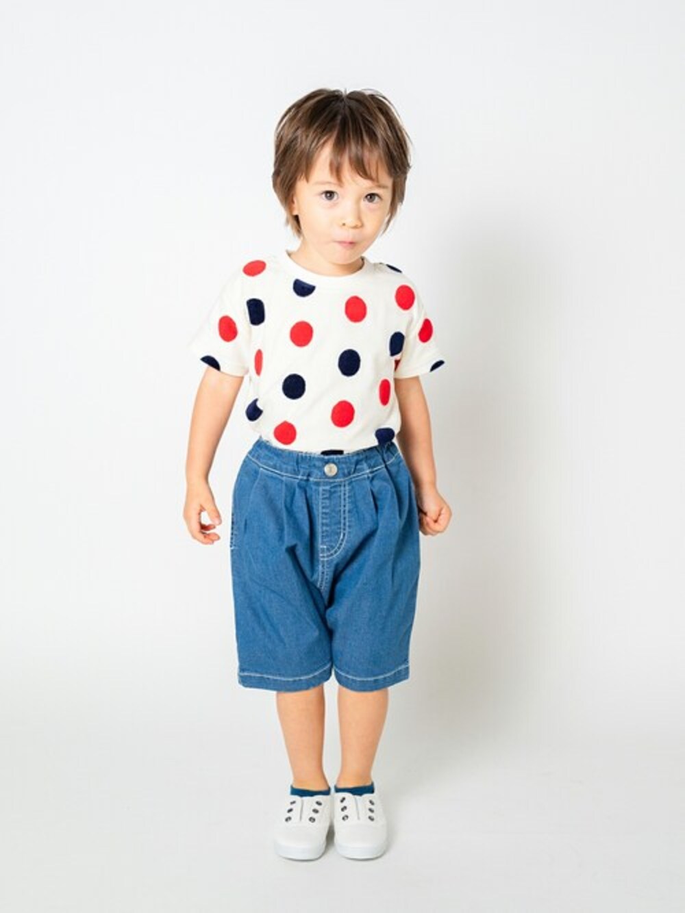 「Tシャツ、ドット、水玉、子供服、ドット柄、夏コーデ、半袖シャツ、半袖、水玉トップス」｜「Moujonjonの水玉ジャガード半袖Tシャツ（Tシャツ/カットソー、ホワイト系）」を使った、こどもの森e-shopさん（キッズ・90cm）の夏コーディネートの1枚目の写真