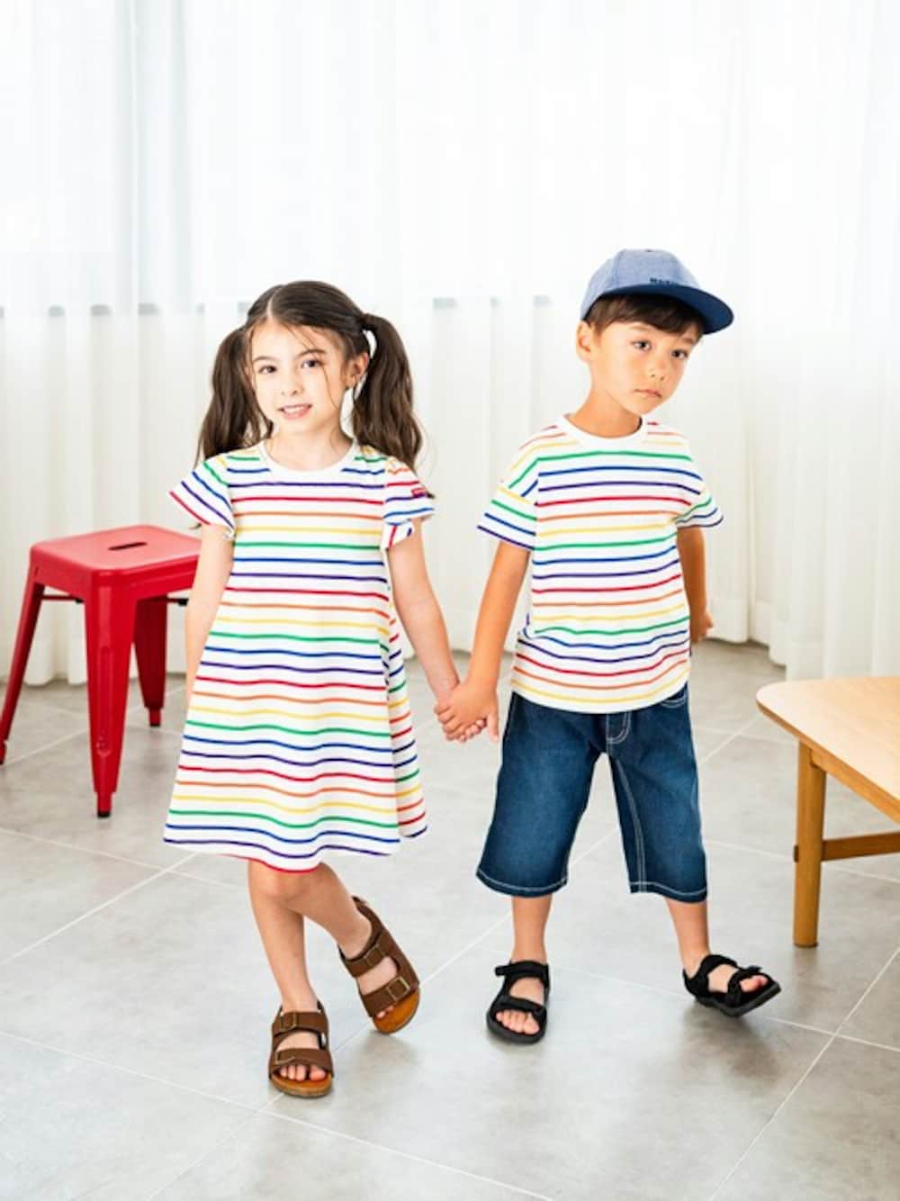 「ワンピース、Tシャツ、子供服、お揃い、レインボー、子供コーデ、兄妹コーデ、リンクコーデ、虹色、お揃いコーデ」｜「Moujonjonのカラフルボーダー半袖Tシャツ（Tシャツ/カットソー、ホワイト系）」を使った、こどもの森e-shopさん（キッズ・110cm）の夏コーディネートの1枚目の写真