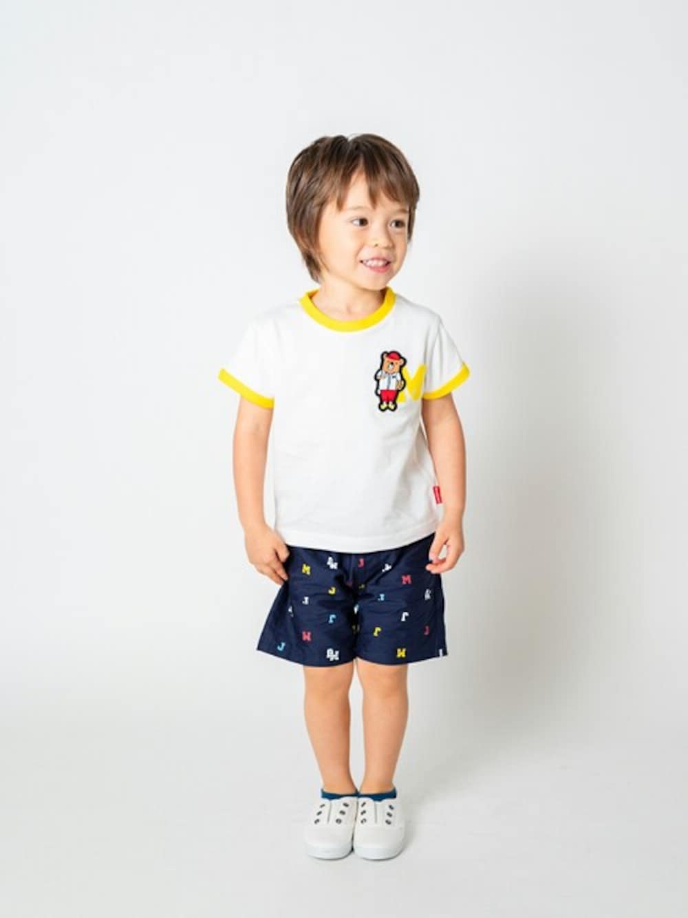 「Tシャツ、ハーフパンツ、子供服、くま、男の子、くまさん、ワッペン、夏コーデ、男の子コーデ、半袖シャツ」｜「Moujonjonのくまワッペン半袖Tシャツ（Tシャツ/カットソー、ホワイト系）」を使った、こどもの森e-shopさん（キッズ・90cm）の夏コーディネートの1枚目の写真
