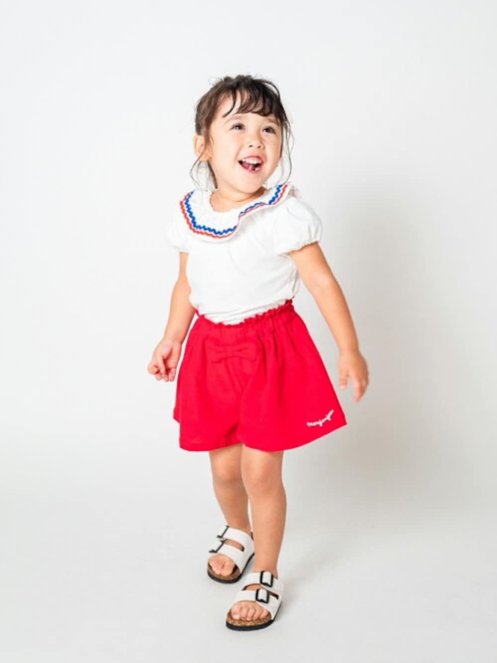 「Tシャツ、フリル、子供服、襟付きトップス、夏コーデ、フリルトップス、半袖シャツ、襟付き、半袖」｜「Moujonjonのライン入り衿付き半袖Tシャツ（Tシャツ/カットソー、ホワイト系）」を使った、こどもの森e-shopさん（キッズ・90cm）の夏コーディネートの1枚目の写真