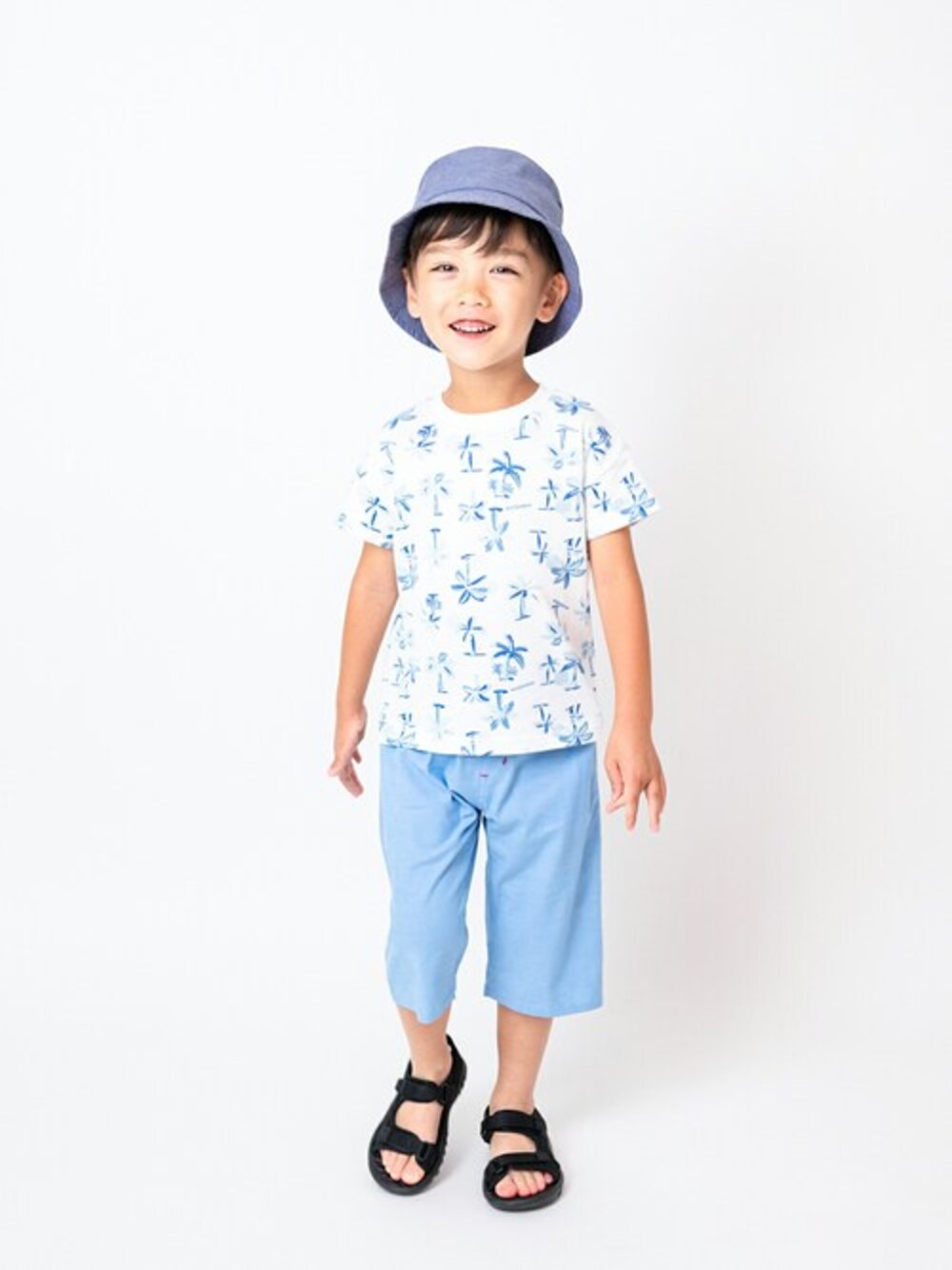 「ブルー、子供服、男の子、ブルーコーデ、夏コーデ、夏服、子供コーデ、男の子コーデ、半袖シャツ、夏ファッション」｜「Moujonjonのヤシの木柄半袖Tシャツ（Tシャツ/カットソー、ホワイト系）」を使った、こどもの森e-shopさん（キッズ・110cm）の夏コーディネートの1枚目の写真