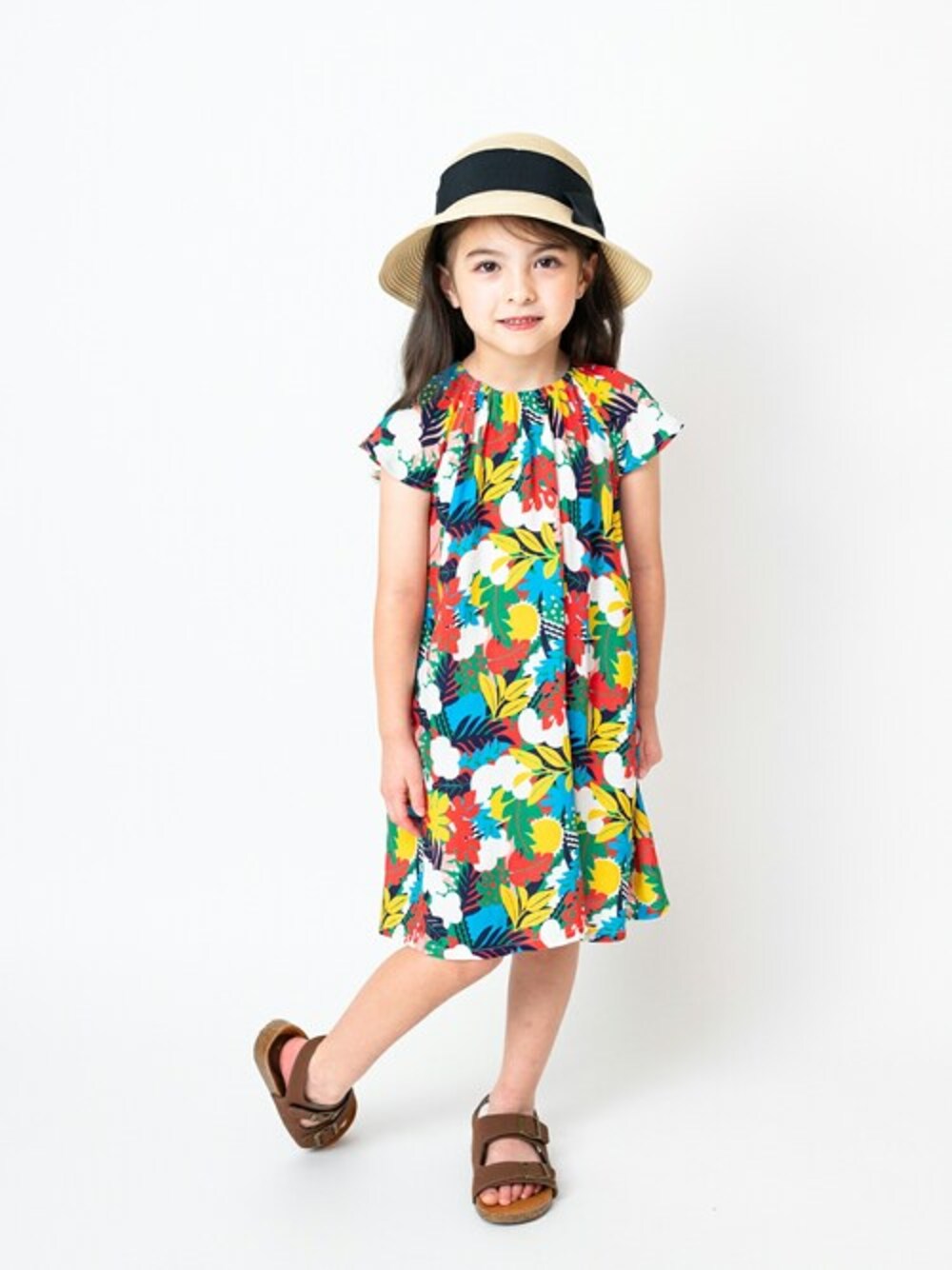 「ワンピース、子供服、夏コーデ、ボタニカル柄、ワンピーススタイル、夏服、子供コーデ、ワンピースコーデ、夏ファッション、ボタニカルワンピース」｜「Moujonjonのボタニカル柄レーヨン半袖ワンピース（ワンピース、ピンク系）」を使った、こどもの森e-shopさん（キッズ・110cm）の夏コーディネートの1枚目の写真