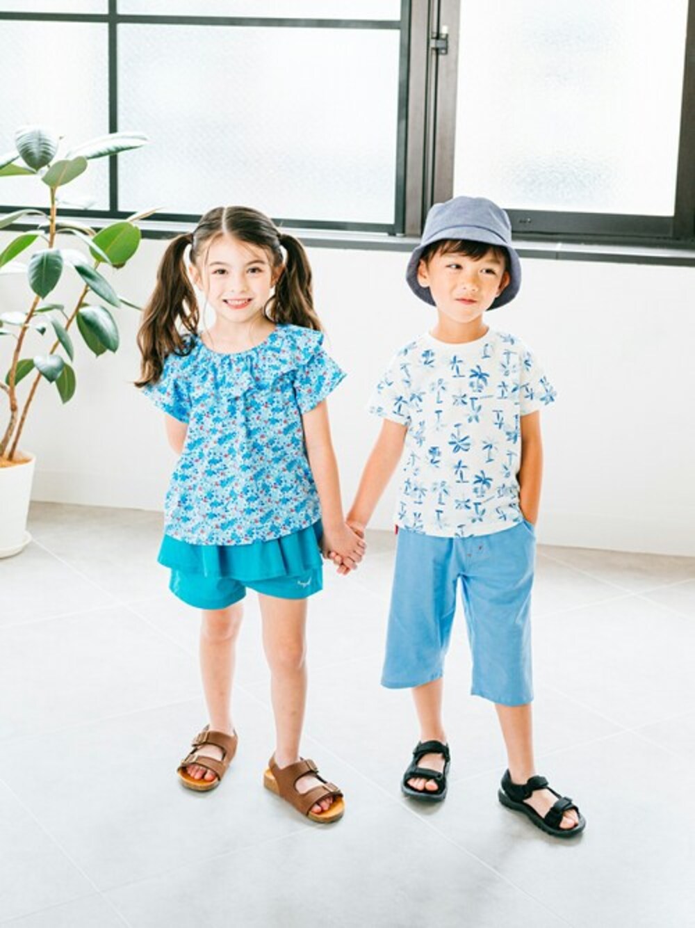 「ブルー、子供服、お揃い、ブルーコーデ、夏コーデ、夏服、兄妹コーデ、リンクコーデ、お揃いコーデ、夏ファッション」｜「Moujonjonのヤシの木柄半袖Tシャツ（Tシャツ/カットソー、ホワイト系）」を使った、こどもの森e-shopさん（キッズ・110cm）の夏コーディネートの1枚目の写真