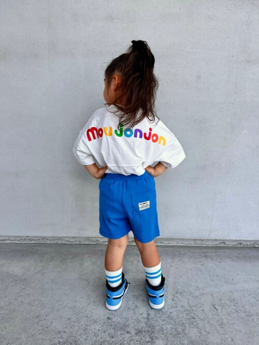 「ロゴT、子供服、ゆったりコーデ、夏コーデ、ロゴTシャツ、バックプリント、ゆったりシルエット、子供コーデ、バックロゴ、夏ファッション」｜「MoujonjonのバックロゴプリントＴシャツ（Tシャツ/カットソー、ホワイト系）」を使った、こどもの森e-shopさん（キッズ・97cm）の夏コーディネートの1枚目の写真