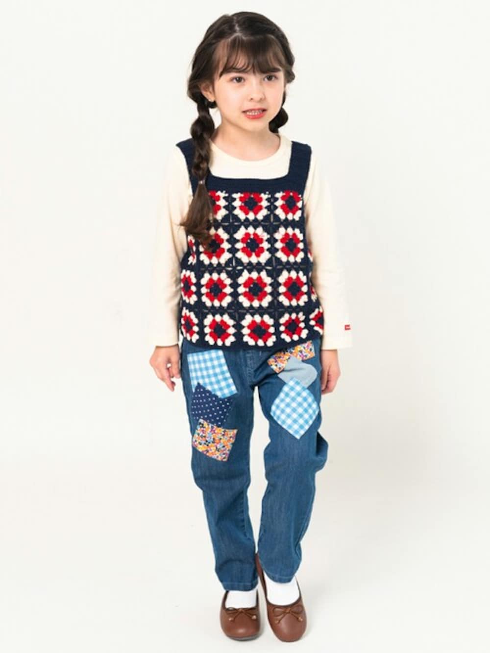「Tシャツ、ニットベスト、女の子、ニットTシャツ、女の子コーデ、Tシャツ×デニム、Tシャツコーデ、秋コーデ、秋冬コーデ、ベストコーデ」｜「MoujonjonのＴシャツ（Tシャツ/カットソー、ホワイト系）」を使った、こどもの森e-shopさん（キッズ・110cm）の秋コーディネートの1枚目の写真