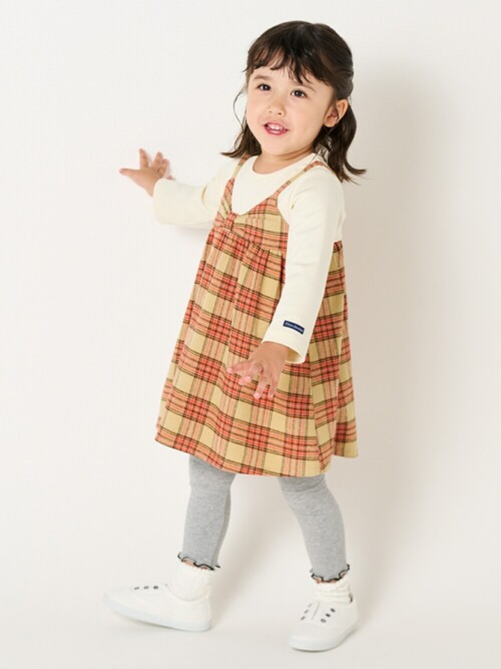 「チェック、ワンピース、秋のコーデ、子供服、チェックワンピース、秋服、ワンピーススタイル、秋コーデ、ワンピースコーデ」｜「Moujonjonのタータンチェックキャミレイヤード風ワンピース（ワンピース、ホワイト系）」を使った、こどもの森e-shopさん（キッズ・90cm）の秋コーディネートの1枚目の写真