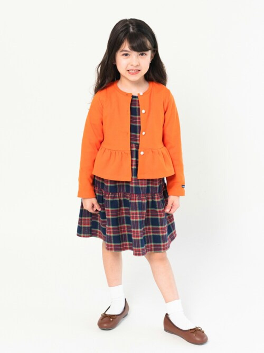 「チェック、カーディガン、ワンピース、チェック柄、子供服、チェックワンピース、ワンピーススタイル、秋コーデ、カーディガンコーデ、ワンピースコーデ」｜「Moujonjonの２４ＭＪＷフェイススソフリルＣＤ（カーディガン/ボレロ、オレンジ系）」を使った、こどもの森e-shopさん（キッズ・110cm）の秋コーディネートの1枚目の写真