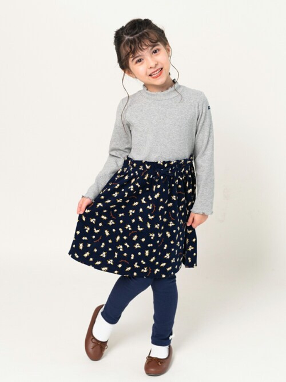 「ワンピース、花柄、レギンス、子供服、花柄ワンピース、ワンピーススタイル、子供コーデ、レギンスコーデ、秋コーデ、ワンピースコーデ」｜「Moujonjonの花柄切替ワンピース（ワンピース、グレー系）」を使った、こどもの森e-shopさん（キッズ・110cm）の秋コーディネートの1枚目の写真