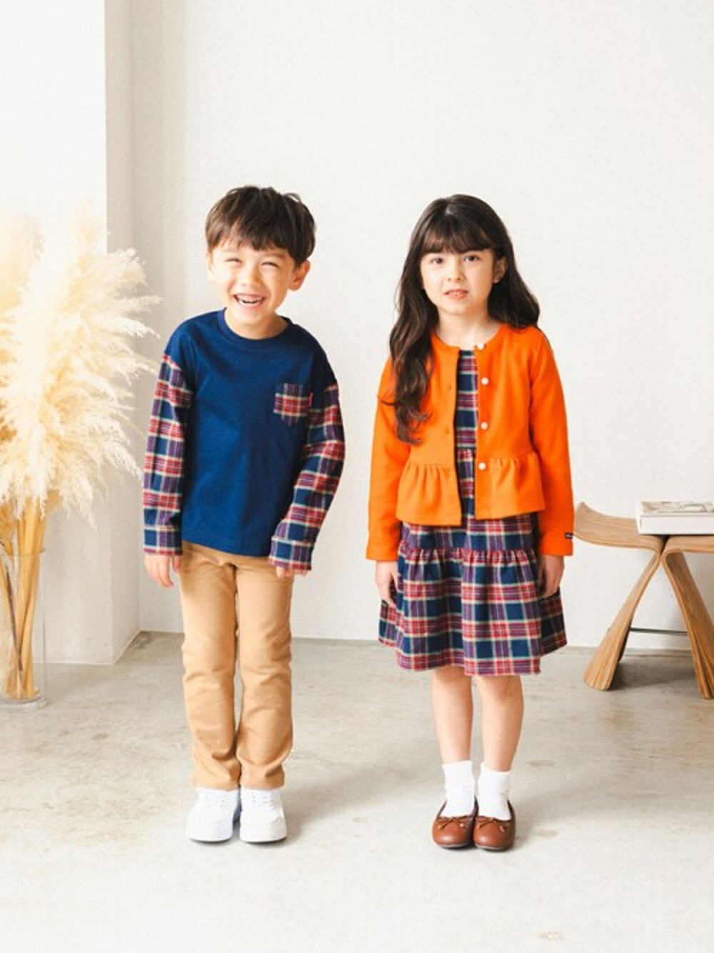 「チェック、ワンピース、チェックシャツ、チェック柄、子供服、チェックワンピース、お揃い、ワンピーススタイル、リンクコーデ、お揃いコーデ」｜「Moujonjonのタータンチェック袖切替長袖Tシャツ・ロンT（Tシャツ/カットソー、ブルー系）」を使った、こどもの森e-shopさん（キッズ・110cm）の秋コーディネートの1枚目の写真