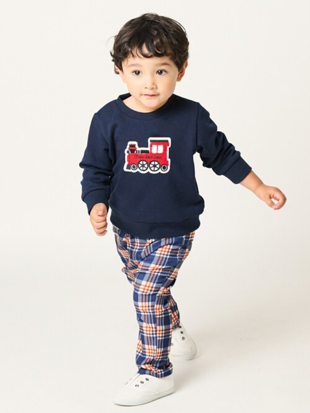「チェック、トレーナー、チェック柄、チェックパンツ、子供服、子供コーデ、トレーナー スエット、電車、秋コーデ、トレーナーコーデ」｜「Moujonjonの機関車サガラ刺繍トレーナー（スウェット、ブルー系）」を使った、こどもの森e-shopさん（キッズ・90cm）の秋コーディネートの1枚目の写真