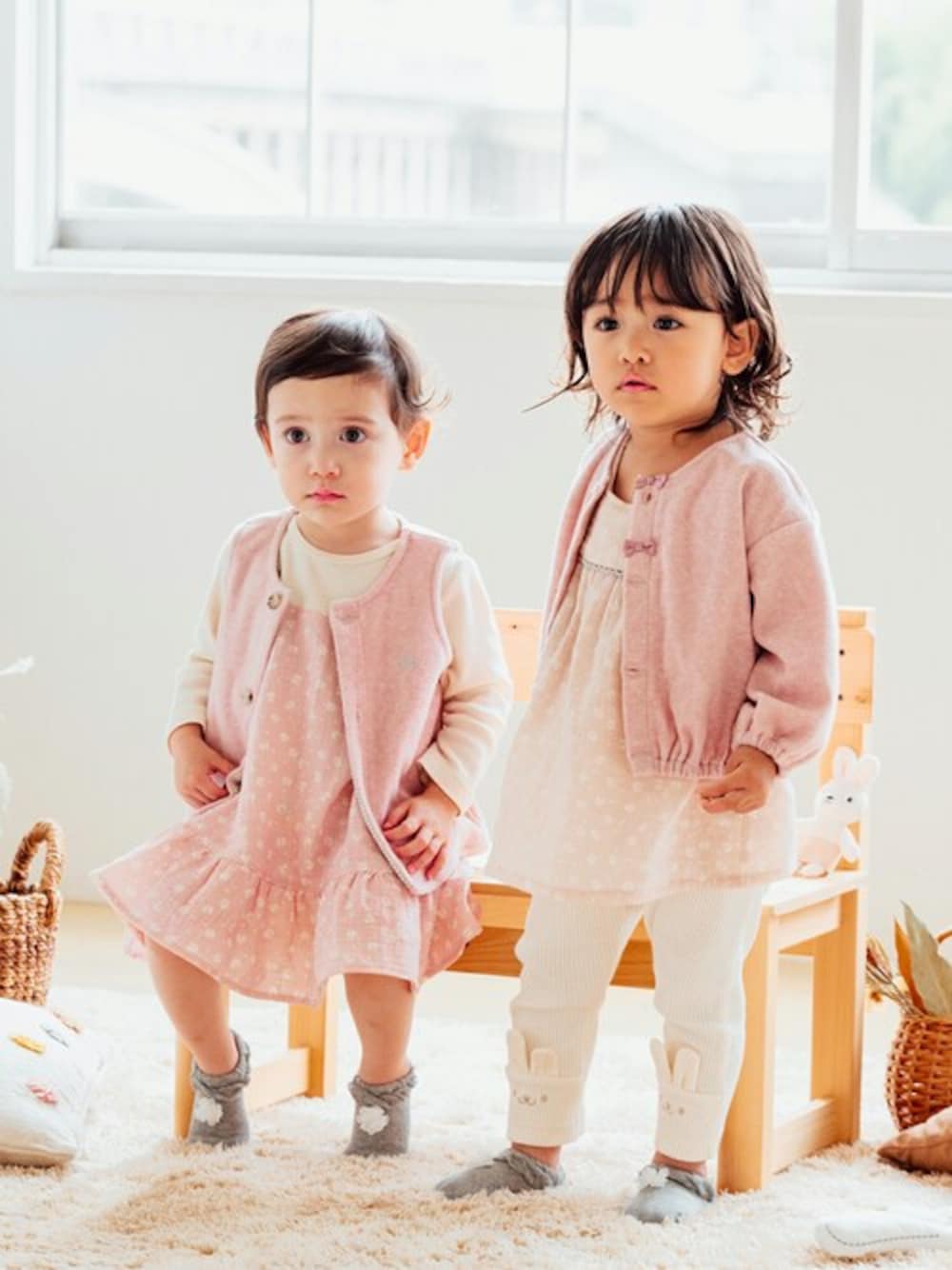 「カーディガン、秋のコーデ、ベビー、秋服、ベビーコーデ、ベビー服、秋コーデ、秋冬コーデ、カーディガンコーデ、ベビーファッション」｜「Moujonjonの２４ＫＺパイルキモウカーデ（カーディガン/ボレロ、ホワイト系）」を使った、こどもの森e-shopさん（キッズ・80cm）の秋コーディネートの1枚目の写真