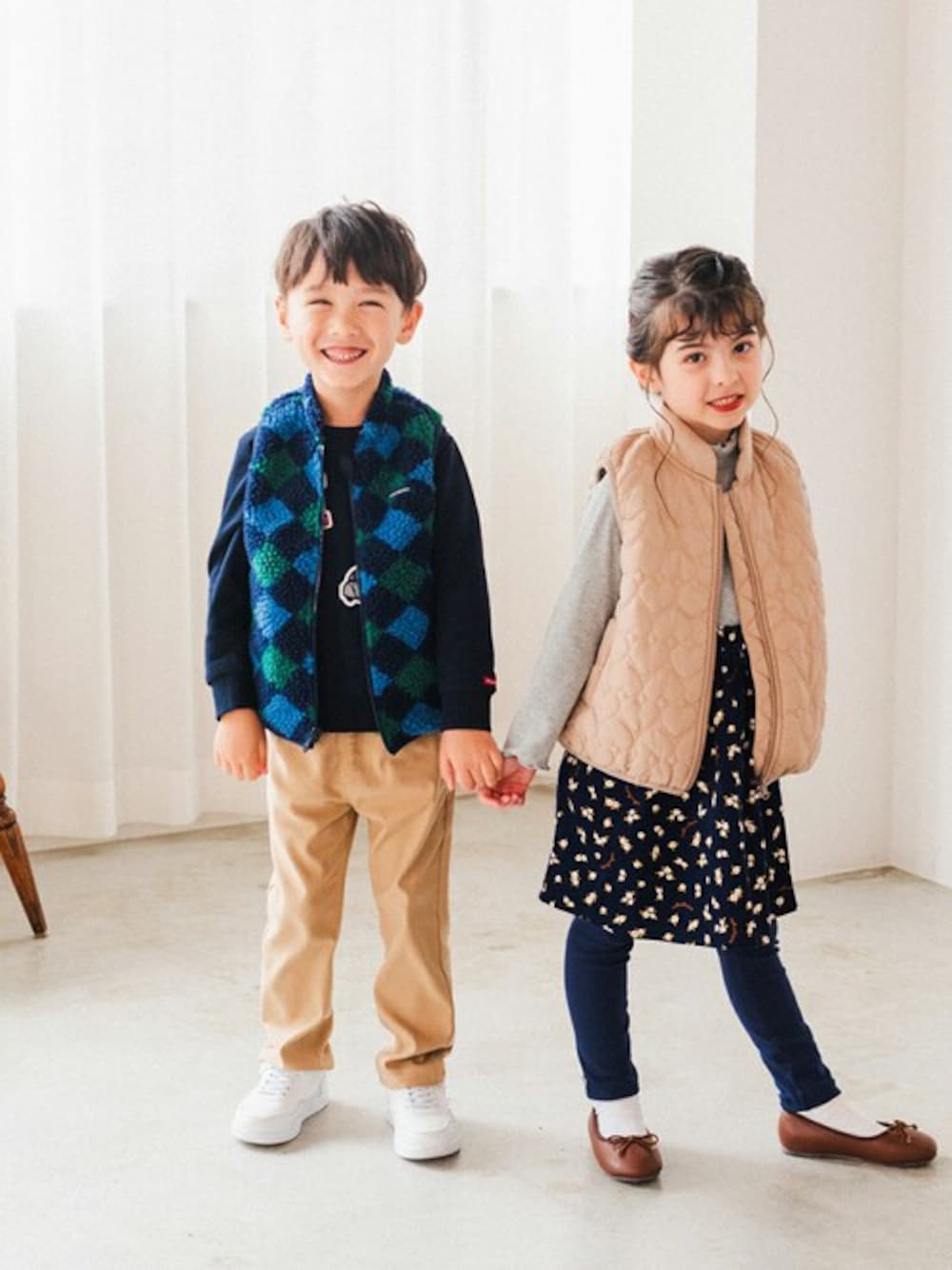 「秋のコーデ、子供服、おでかけ、秋服、子供コーデ、おでかけコーデ、お出掛け、秋コーデ、秋冬コーデ、お出掛けコーデ」｜「Moujonjonのアーガイル柄・無地リバーシブルボアベスト（ベスト、ブルー系）」を使った、こどもの森e-shopさん（キッズ・110cm）の秋コーディネートの1枚目の写真