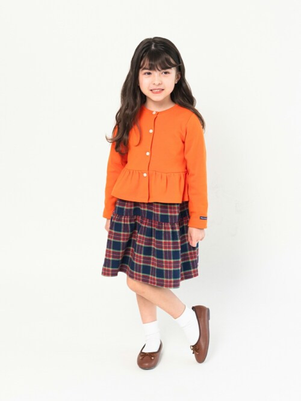 「チェック、ワンピース、チェックシャツ、チェック柄、子供服、チェックスカート、チェックワンピース、ワンピーススタイル、ティアードワンピース、ワンピースコーデ」｜「Moujonjonの２４ＭＪＷフェイススソフリルＣＤ（カーディガン/ボレロ、オレンジ系）」を使った、こどもの森e-shopさん（キッズ・110cm）の秋コーディネートの1枚目の写真
