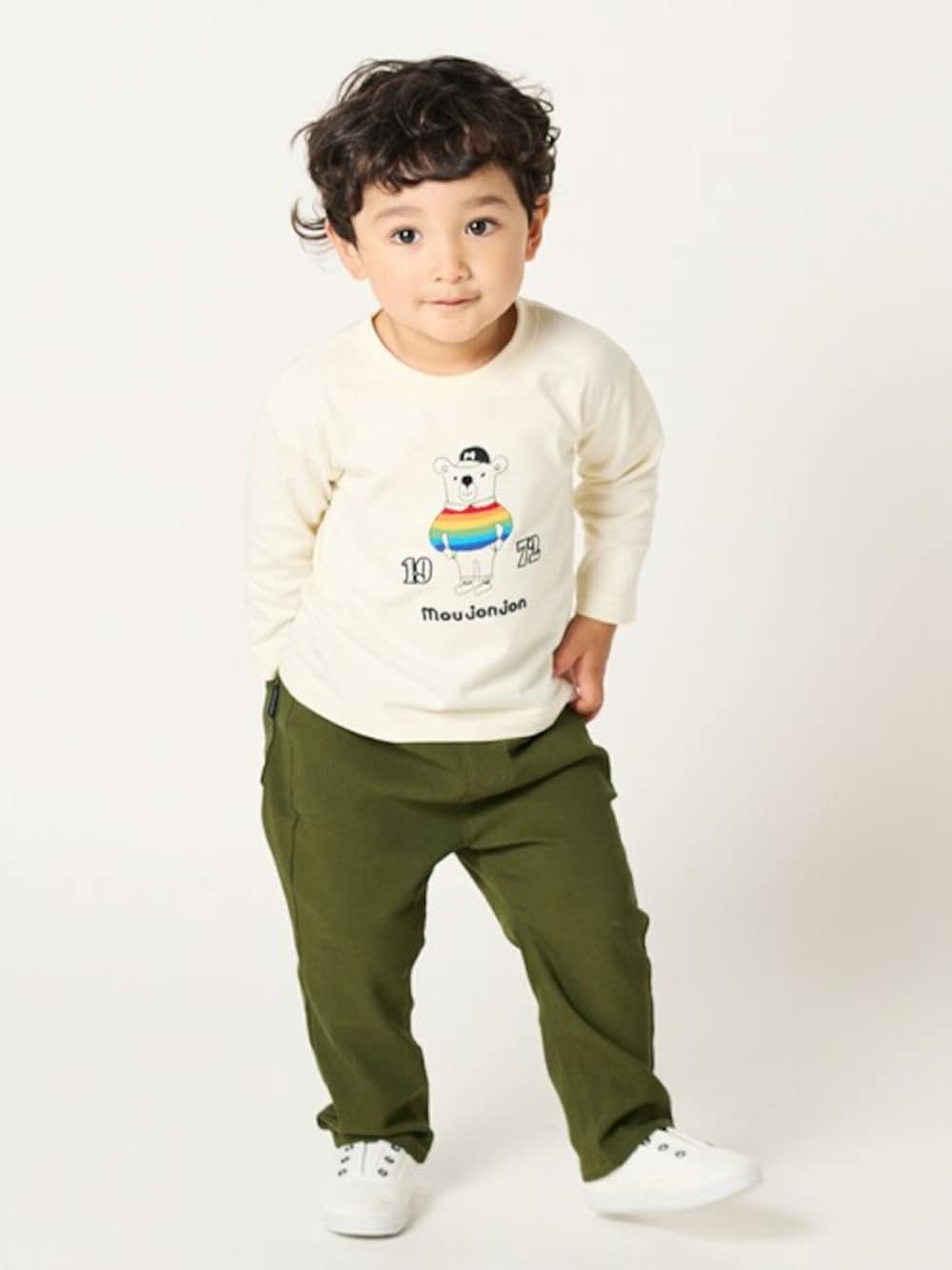 「Tシャツ、ロンT、Tシャツスタイル、子供服、くまさん、長袖Tシャツ、長袖、子供コーデ、Tシャツコーデ、ロンTコーデ」｜「Moujonjonのくま・レインボー刺繍長袖Tシャツ・ロンT（Tシャツ/カットソー、ホワイト系）」を使った、こどもの森e-shopさん（キッズ・90cm）の秋コーディネートの1枚目の写真