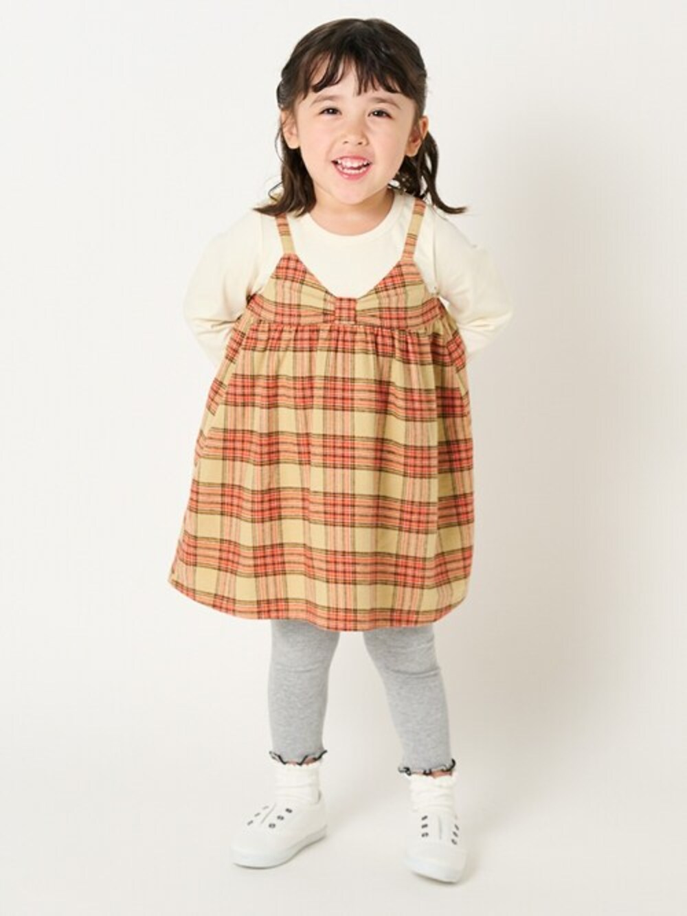 「チェック、ワンピース、チェック柄、子供服、チェックスカート、チェックワンピース、ワンピーススタイル、秋コーデ、秋冬コーデ、ワンピースコーデ」｜「Moujonjonのタータンチェックキャミレイヤード風ワンピース（ワンピース、ホワイト系）」を使った、こどもの森e-shopさん（キッズ・90cm）の秋コーディネートの1枚目の写真