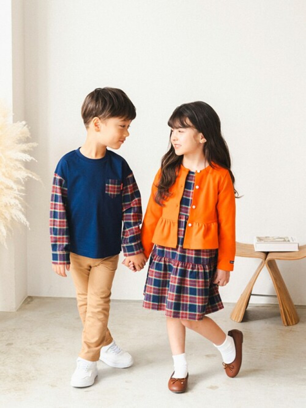 「チェック、ワンピース、チェックシャツ、チェック柄、子供服、チェックスカート、チェックワンピース、ワンピーススタイル、リンクコーデ、お揃いコーデ」｜「Moujonjonのタータンチェック袖切替長袖Tシャツ・ロンT（Tシャツ/カットソー、ブルー系）」を使った、こどもの森e-shopさん（キッズ・110cm）の秋コーディネートの1枚目の写真