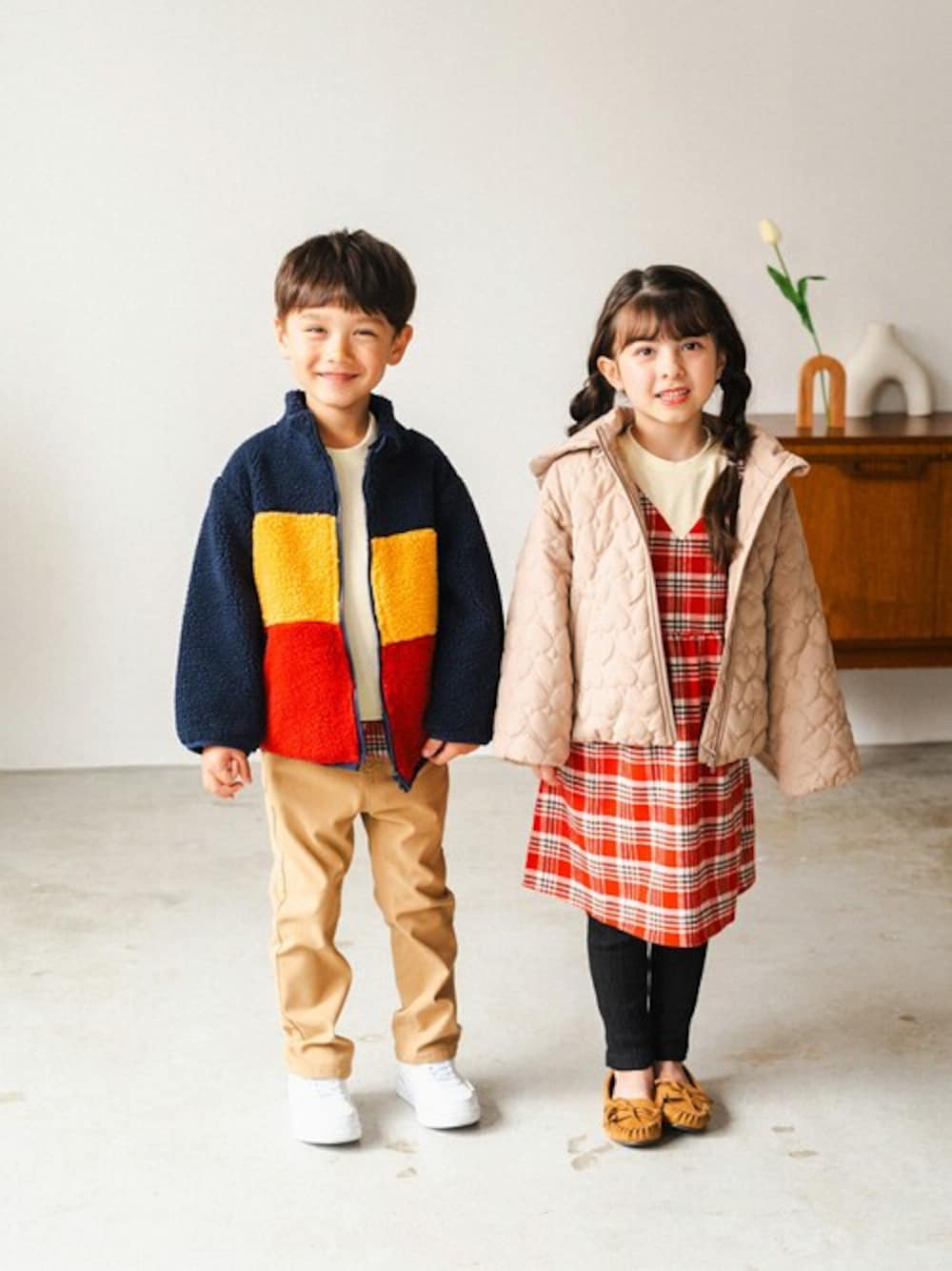 「ジャケット、アウター、キッズコーデ、ボアジャケット、ジャケットスタイル、リンクコーデ、ジャケットコーデ、キッズファッション、ボアブルゾン、アウターコーデ」｜「Moujonjonのボアジャケット（ムートンコート、その他）」を使った、こどもの森e-shopさん（キッズ・110cm）の秋コーディネートの1枚目の写真