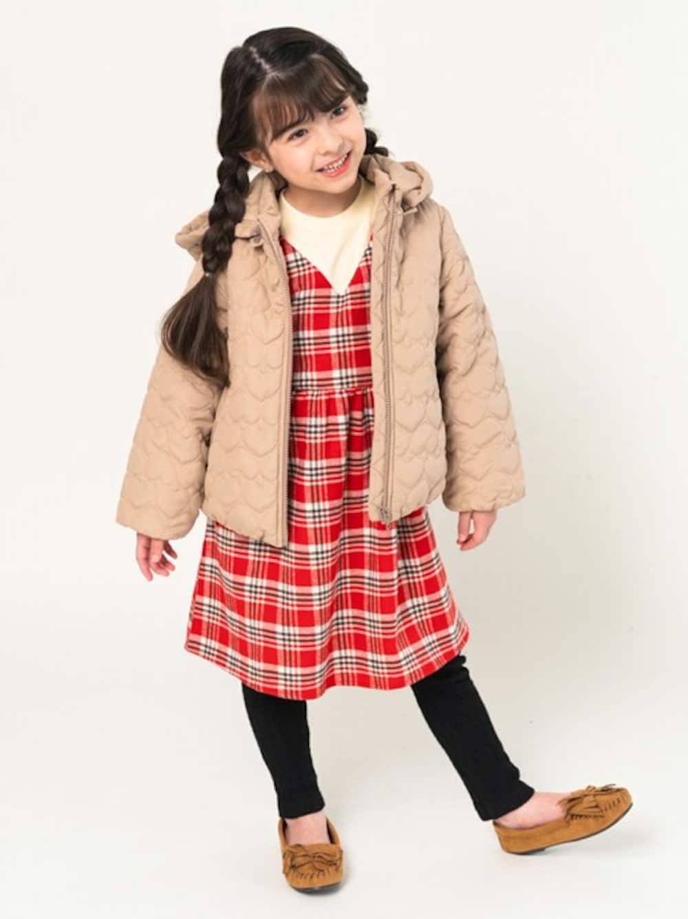 「ジャケット、ワンピース、秋のコーデ、おでかけ、チェックワンピース、ジャケットスタイル、ワンピーススタイル、おでかけコーデ、キッズファッション、冬のコーデ」｜「Moujonjonのハートキルトジャケット（ダウンジャケット/コート、ベージュ系）」を使った、こどもの森e-shopさん（キッズ・110cm）の秋コーディネートの1枚目の写真