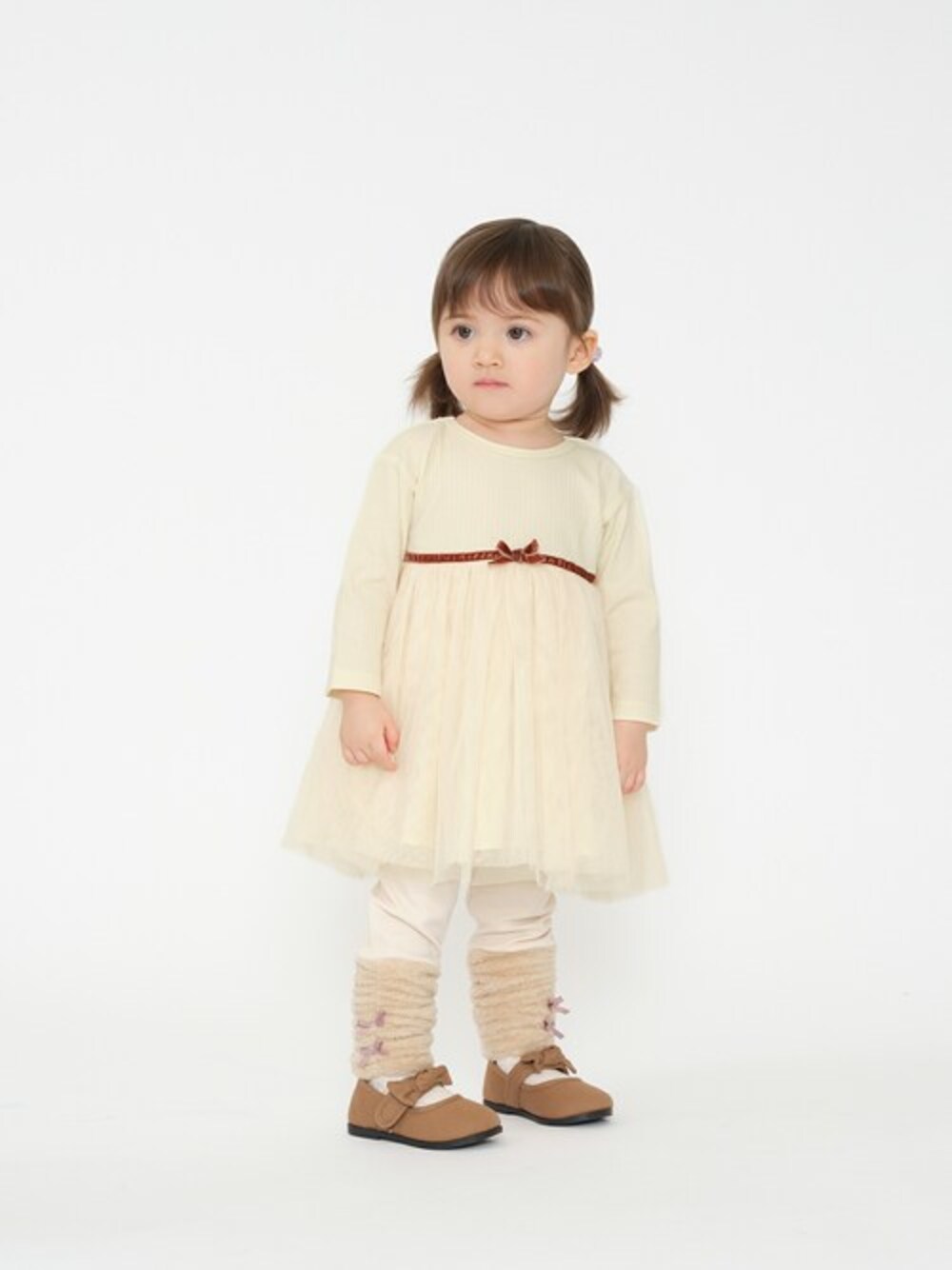 「ワンピース、チュール、チュールスカート、子供服、キッズコーデ、ワンピーススタイル、子供コーデ、秋コーデ、チュールワンピ、キッズファッション」｜「Moujonjonのチュールスカートウエスト切替長袖ワンピース（ワンピース、ベージュ系）」を使った、こどもの森e-shopさん（キッズ・80cm）の秋コーディネートの1枚目の写真