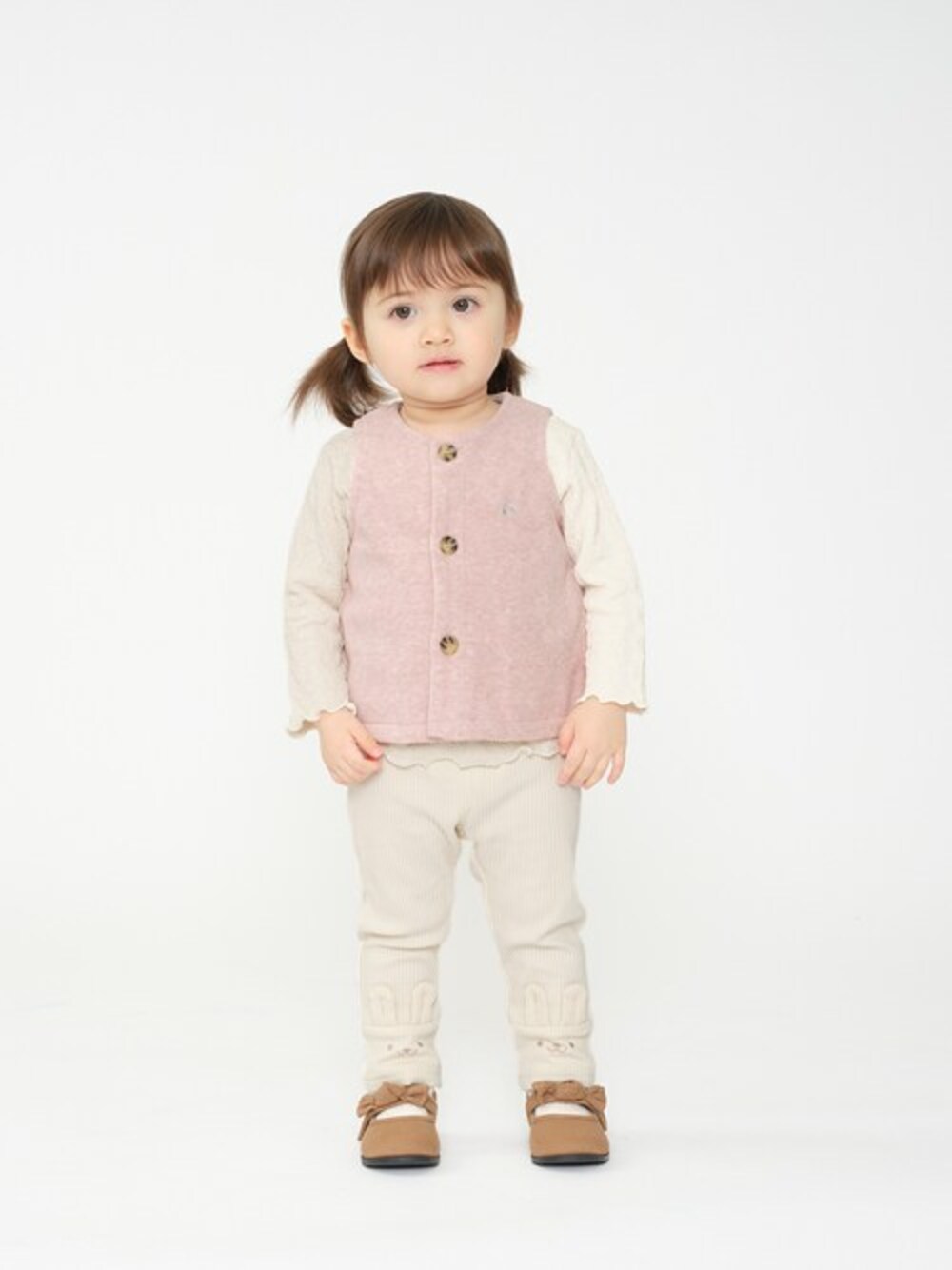 「カジュアル、ベスト、レギンス、子供服、キッズコーデ、カジュアルコーデ、ベスト×シャツ、キッズファッション、ベストスタイル、ベストコーデ」｜「Moujonjonのパイル起毛さくらんぼ刺繍付ベスト（ベスト、ピンク系）」を使った、こどもの森e-shopさん（キッズ・80cm）の冬コーディネートの1枚目の写真