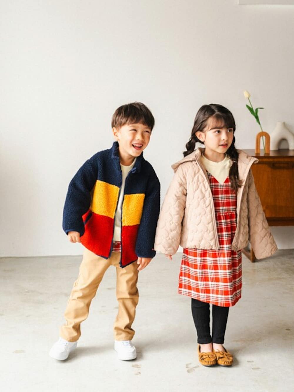 「チェック、ジャケット、ワンピース、チェック柄、冬コーデ、ボアジャケット、ジャケットスタイル、おそろいコーデ、ワンピーススタイル、リンクコーデ」｜「Moujonjonのボアジャケット（ムートンコート、その他）」を使った、こどもの森e-shopさん（キッズ・110cm）の冬コーディネートの1枚目の写真