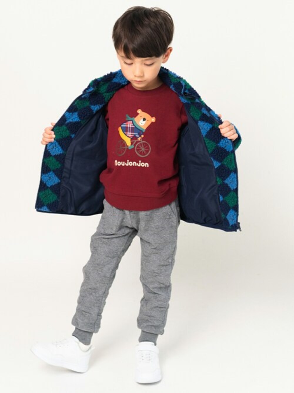 「スウェット、トレーナー、冬コーデ、子供服、くま、子供コーデ、トレーナー スエット、スウェットコーデ、冬アウター」｜「Moujonjonのボアジャケット（ムートンコート、ブルー系）」を使った、こどもの森e-shopさん（キッズ・110cm）の冬コーディネートの1枚目の写真