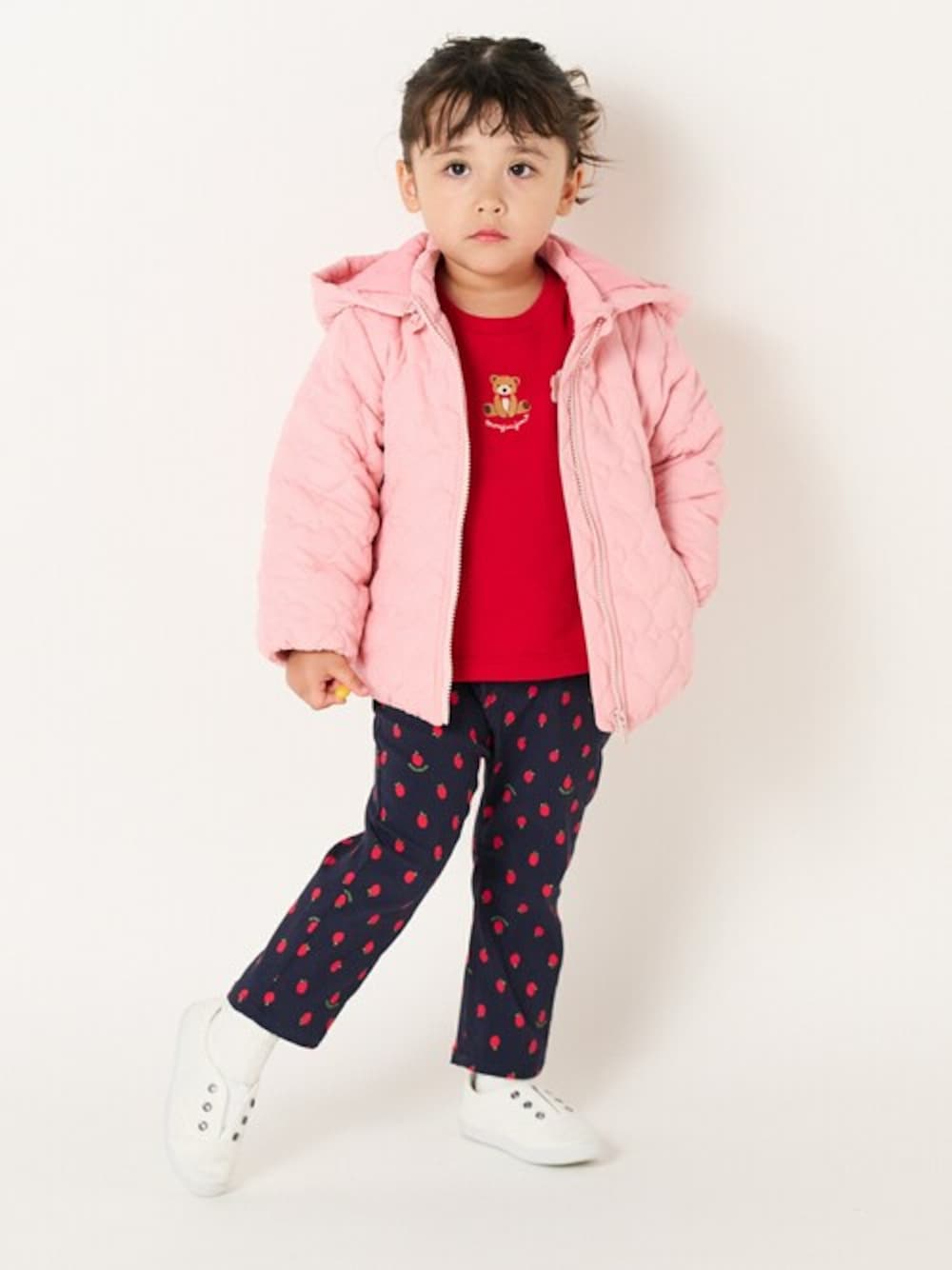 「ジャケット、アウター、冬コーデ、子供服、キッズコーデ、ハート、ジャケットスタイル、ハート柄、子供コーデ、キッズファッション」｜「Moujonjonのハートキルトジャケット（ダウンジャケット/コート、ピンク系）」を使った、こどもの森e-shopさん（キッズ・90cm）の冬コーディネートの1枚目の写真
