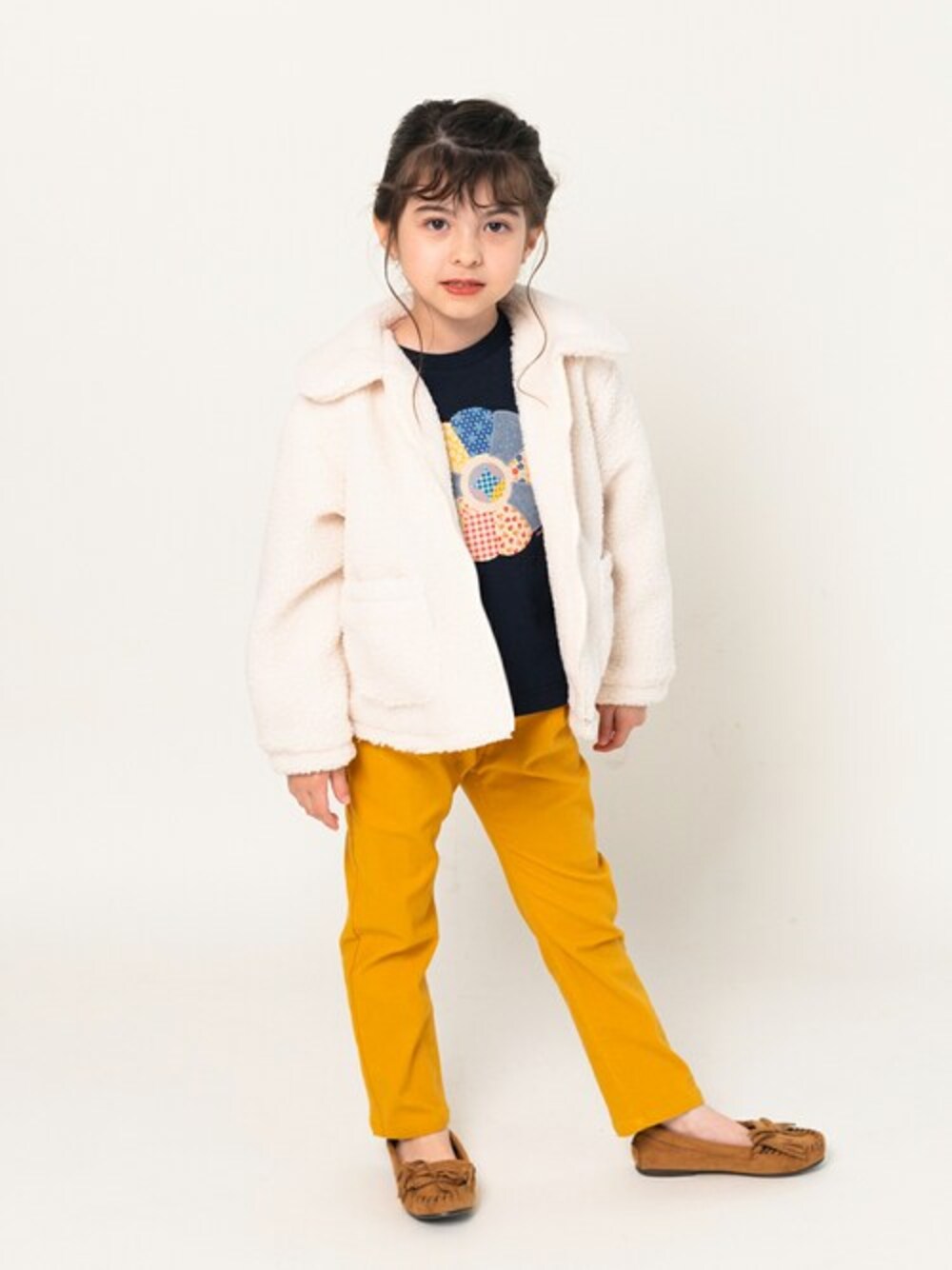 「ジャケット、ボア、冬コーデ、子供服、キッズコーデ、ボアジャケット、子供コーデ、冬アウター、ボアブルゾン、ボアアウター」｜「Moujonjonのボア襟付きジャケット（ムートンコート、ホワイト系）」を使った、こどもの森e-shopさん（キッズ・110cm）の冬コーディネートの1枚目の写真