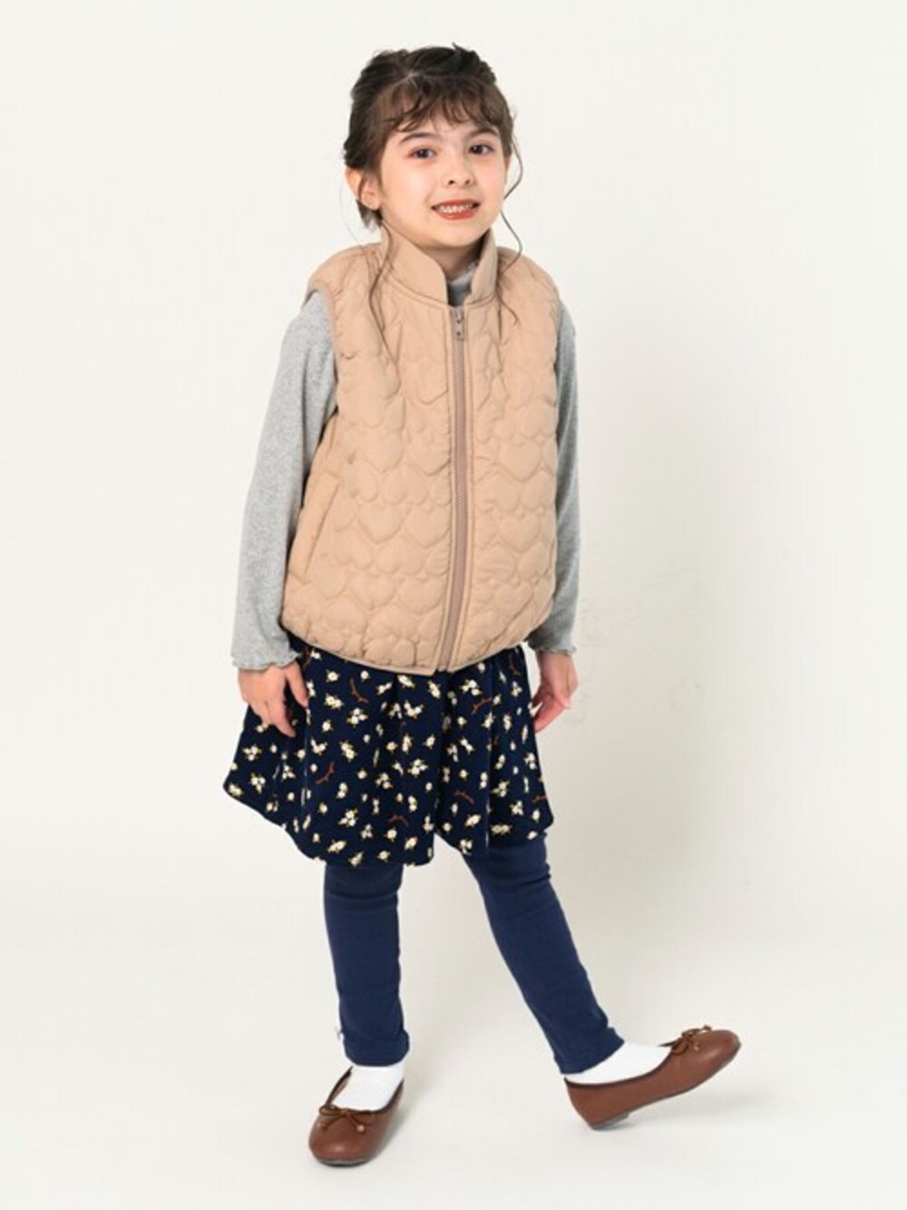 「ワンピース、花柄、ベスト、冬コーデ、子供服、ワンピーススタイル、子供コーデ、ベストスタイル、ワンピースコーデ、ベストコーデ」｜「Moujonjonのハートキルトベスト（ダウンベスト、ベージュ系）」を使った、こどもの森e-shopさん（キッズ・110cm）の冬コーディネートの1枚目の写真