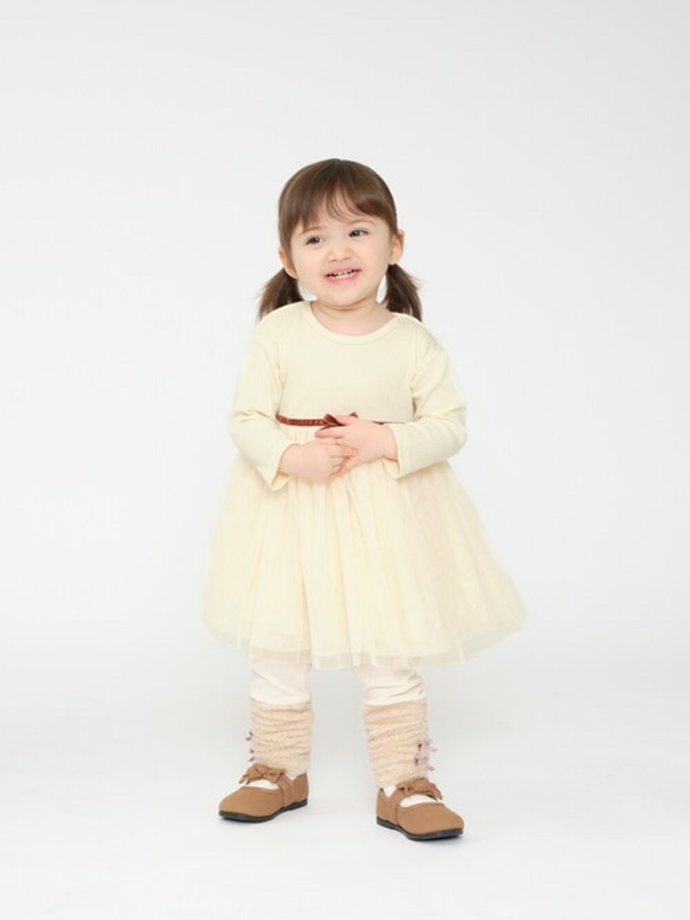 「ワンピース、レギンス、子供服、キッズコーデ、ワンピーススタイル、子供コーデ、レギンスコーデ、お出掛け、キッズファッション、ワンピースコーデ」｜「Moujonjonのチュールスカートウエスト切替長袖ワンピース（ワンピース、ベージュ系）」を使った、こどもの森e-shopさん（キッズ・90cm）の冬コーディネートの1枚目の写真