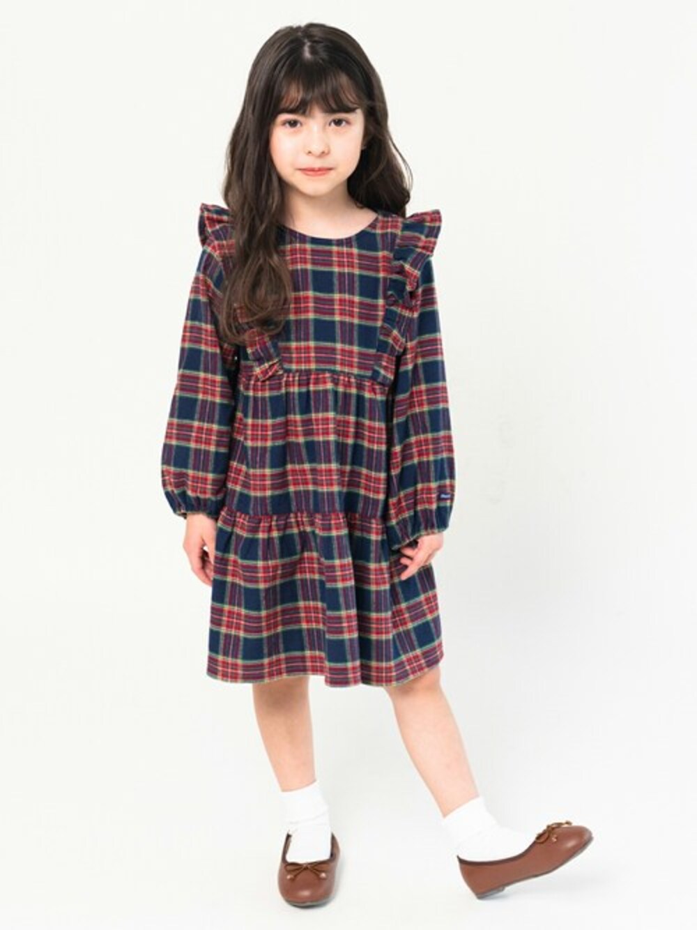「チェック、ワンピース、チェック柄、子供服、ティアードスカート、ワンピーススタイル、子供コーデ、ティアード、ティアードワンピース、ワンピースコーデ」｜「Moujonjonのタータンチェックティアードシャツワンピース（ワンピース、ブルー系）」を使った、こどもの森e-shopさん（キッズ・110cm）の冬コーディネートの1枚目の写真