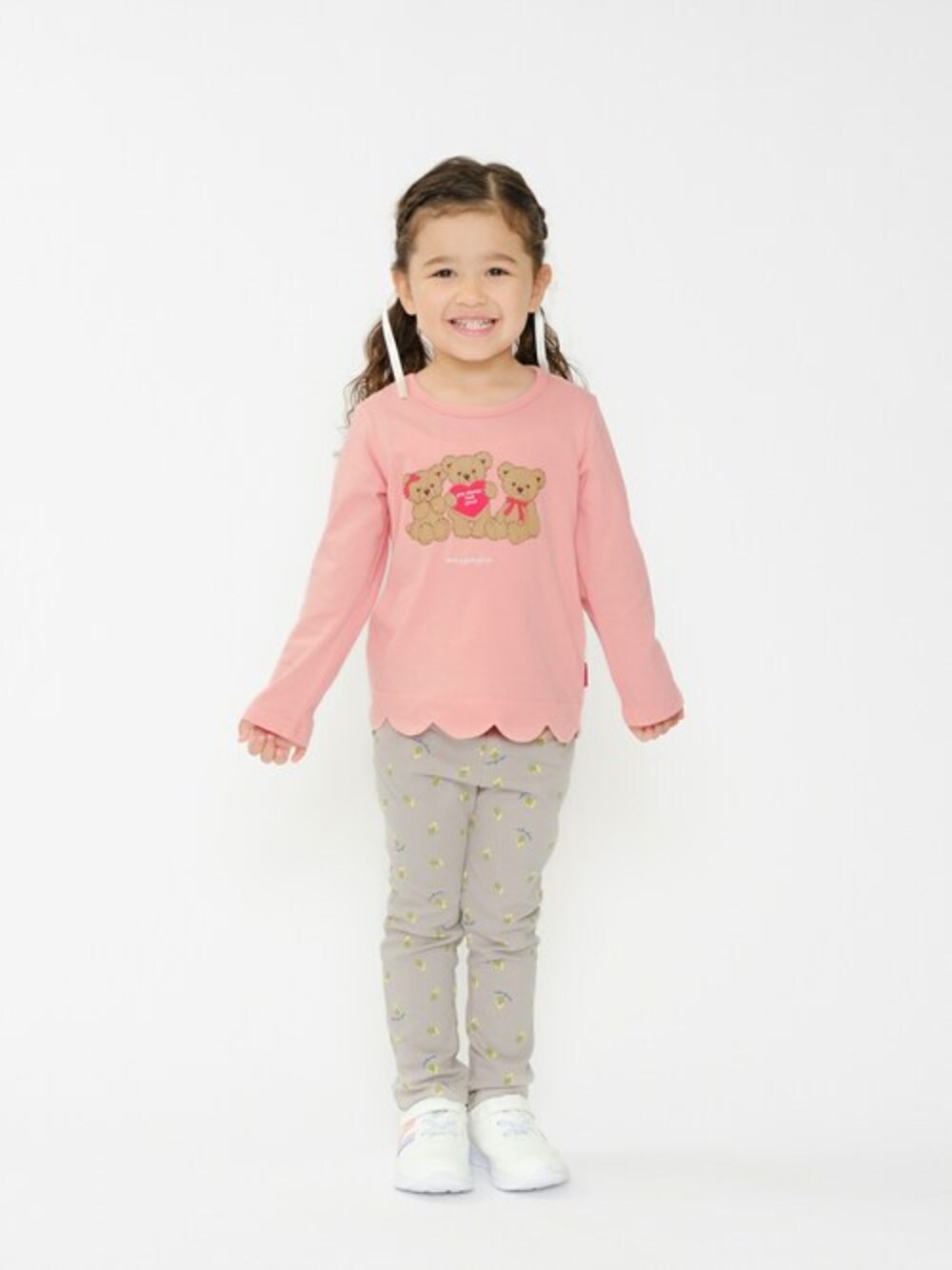 「子供服、キッズコーデ、パンツスタイル、通学、パンツコーデ、ズボン、子供コーデ、おでかけコーデ、通園、通園コーデ」｜「Moujonjonの花・くま柄スパンフライスロングパンツ（その他パンツ、グレー系）」を使った、こどもの森e-shopさん（キッズ・110cm）の冬コーディネートの1枚目の写真