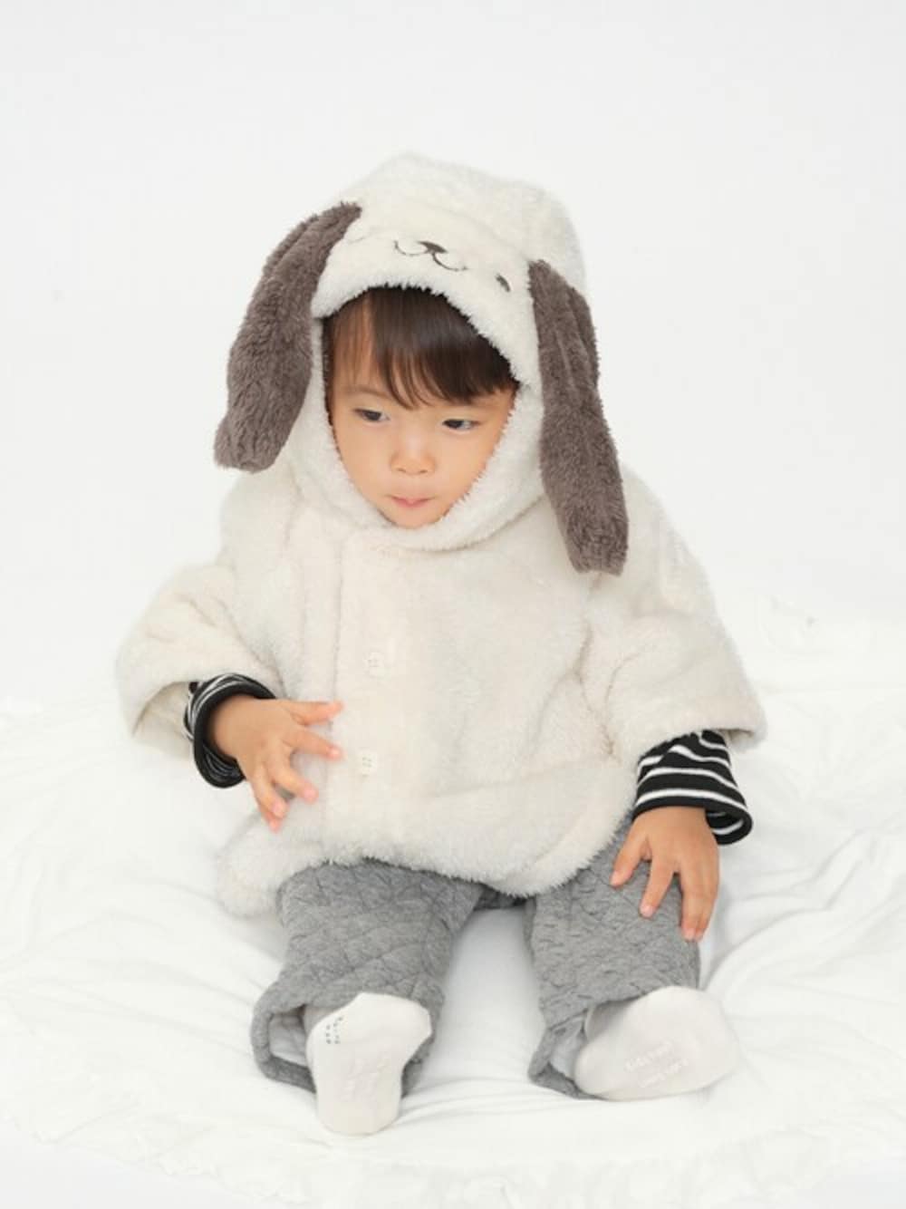 「ジャケット、アウター、アニマル、ケープ、ポンチョ、子供服、キッズコーデ、赤ちゃん、ポンチョコート、マント」｜「Moujonjonのネコ・イヌ・ウサギ・クマなりきりボアマント（ポンチョ、ホワイト系）」を使った、こどもの森e-shopさん（キッズ・80cm）の冬コーディネートの1枚目の写真