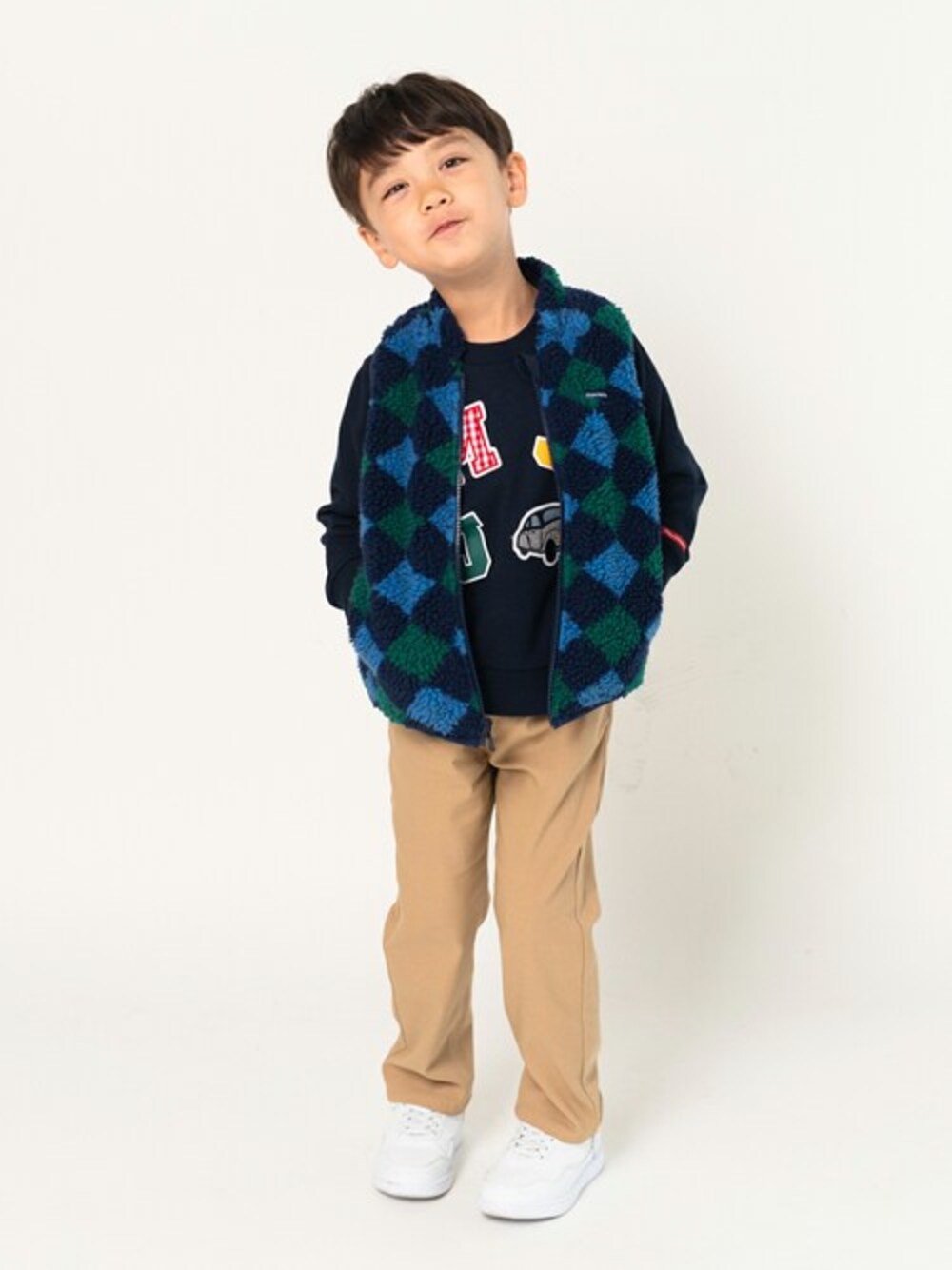 「ジャケット、アウター、ベスト、子供服、キッズコーデ、子供コーデ、おでかけコーデ、ジャケットコーデ、キッズファッション、ベストコーデ」｜「Moujonjonのアーガイル柄・無地リバーシブルボアベスト（ベスト、ブルー系）」を使った、こどもの森e-shopさん（キッズ・110cm）の冬コーディネートの1枚目の写真