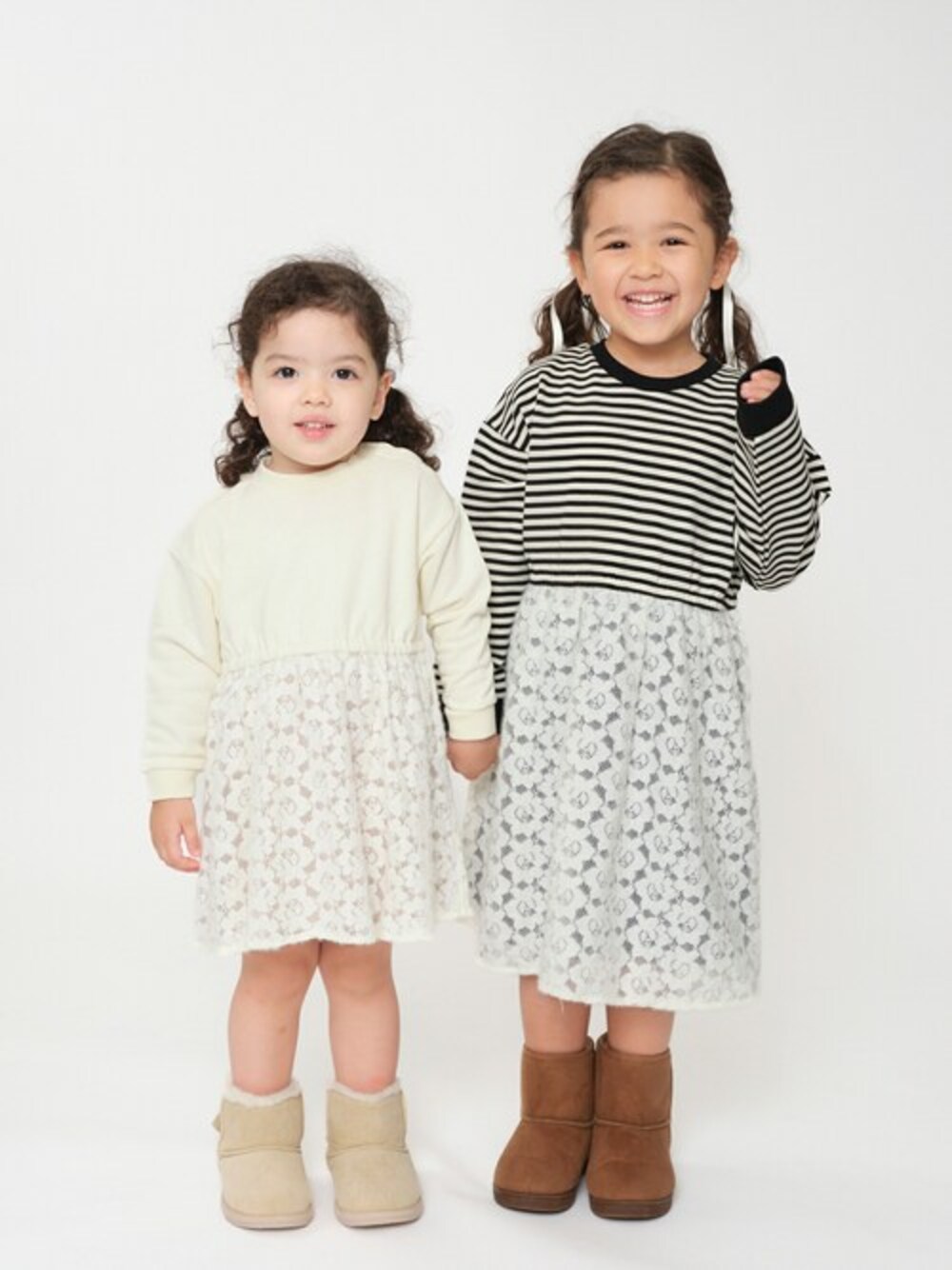 「ワンピース、ボーダー、冬コーデ、子供服、キッズコーデ、ボーダーワンピース、ワンピーススタイル、おでかけコーデ、お揃いコーデ、ワンピースコーデ」｜「kids zooのレースドッキングボーダー・無地裏毛ワンピース（ワンピース、ブラック系）」を使った、こどもの森e-shopさん（キッズ・90cm）の冬コーディネートの1枚目の写真