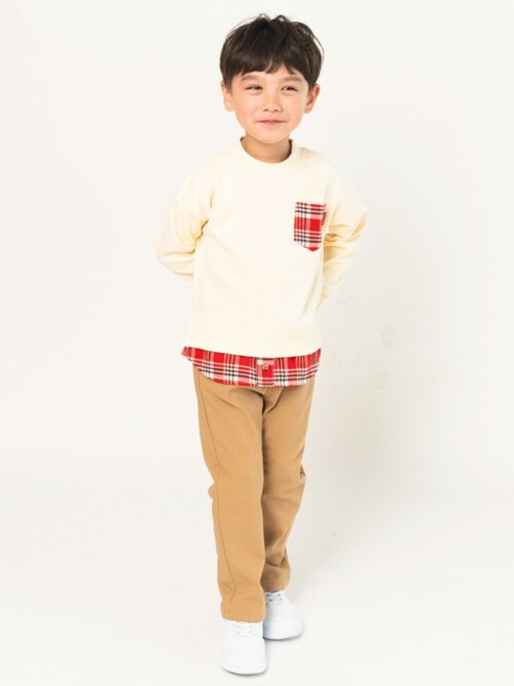 「チェック、スウェット、チェック柄、レイヤードスタイル、子供服、レイヤード風、キッズコーデ、男の子コーデ、スウェットコーデ、男の子ファッション」｜「Moujonjonのチェック切替トレーナー（スウェット、ホワイト系）」を使った、こどもの森e-shopさん（キッズ・110cm）の冬コーディネートの1枚目の写真