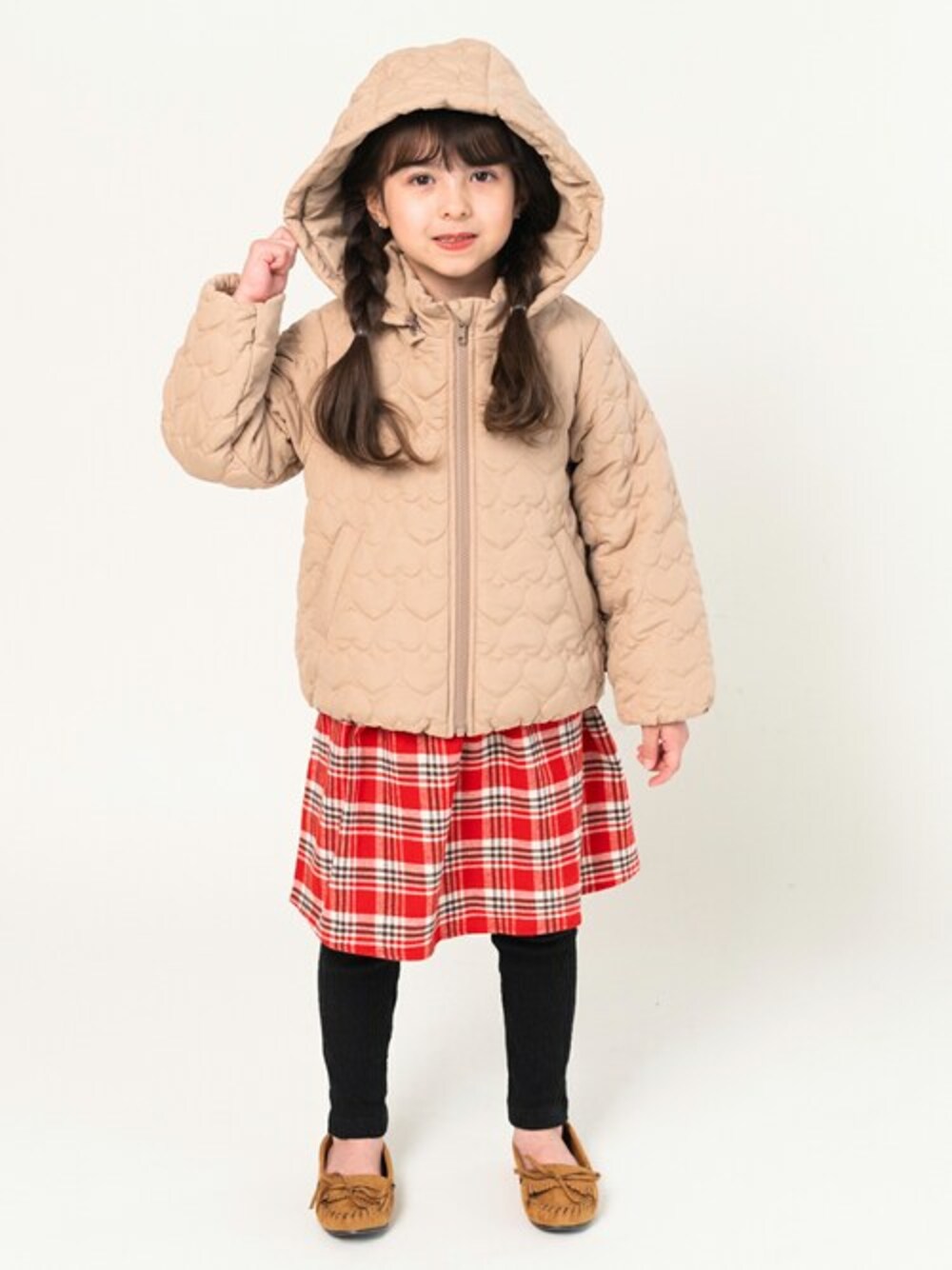 「チェック、ジャケット、ワンピース、チェック柄、子供服、チェックワンピース、キルト、キルトコート、キルトジャケット、ワンピースコーデ」｜「Moujonjonのハートキルトジャケット（ダウンジャケット/コート、ベージュ系）」を使った、こどもの森e-shopさん（キッズ・110cm）の冬コーディネートの1枚目の写真