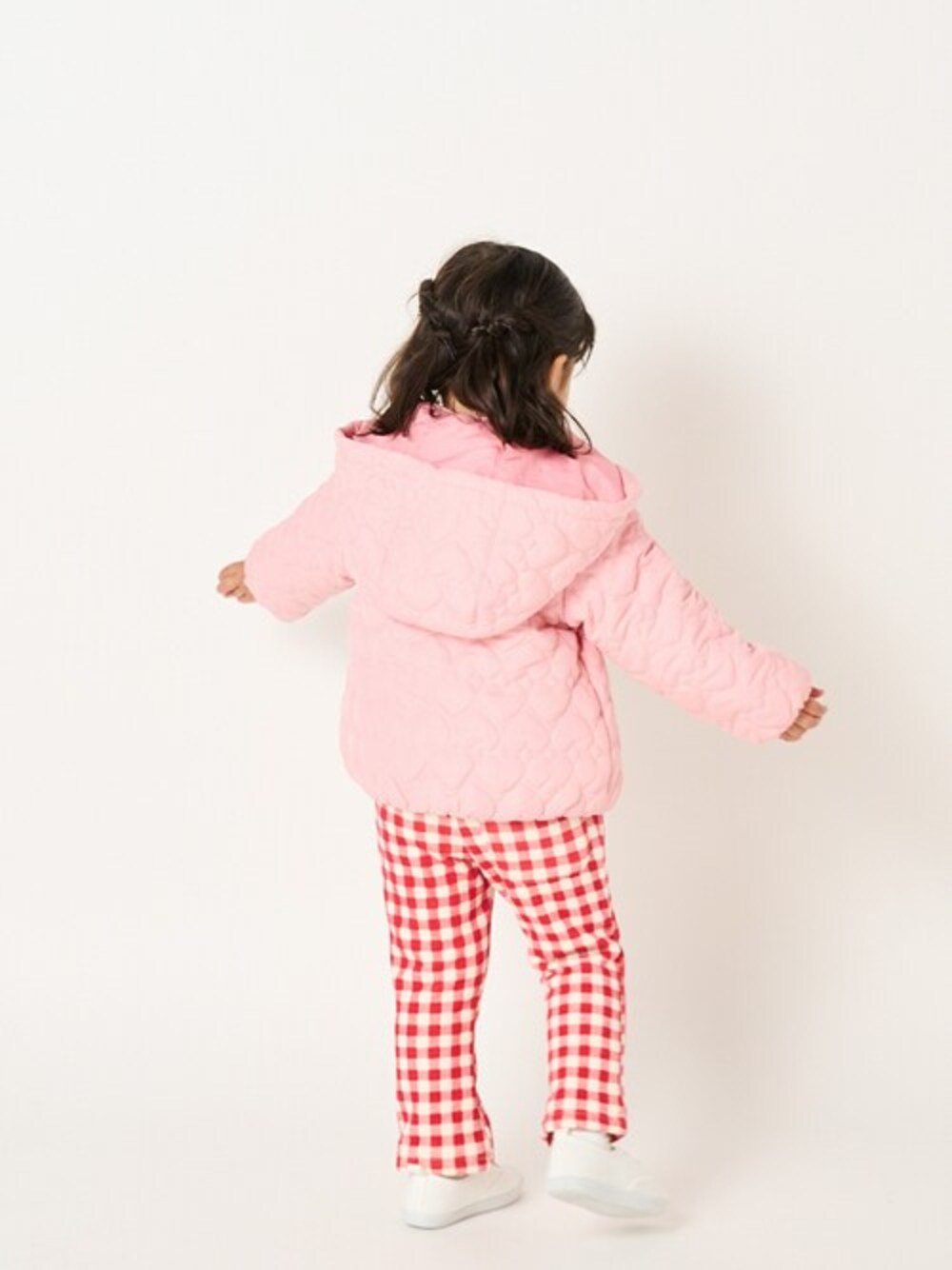 「アウター、キルティング、子供服、おでかけ、キルティングジャケット、子供コーデ、おでかけコーデ、キルトコート、キルトジャケット、アウターコーデ」｜「Moujonjonのハートキルトジャケット（ダウンジャケット/コート、ピンク系）」を使った、こどもの森e-shopさん（キッズ・90cm）の冬コーディネートの1枚目の写真