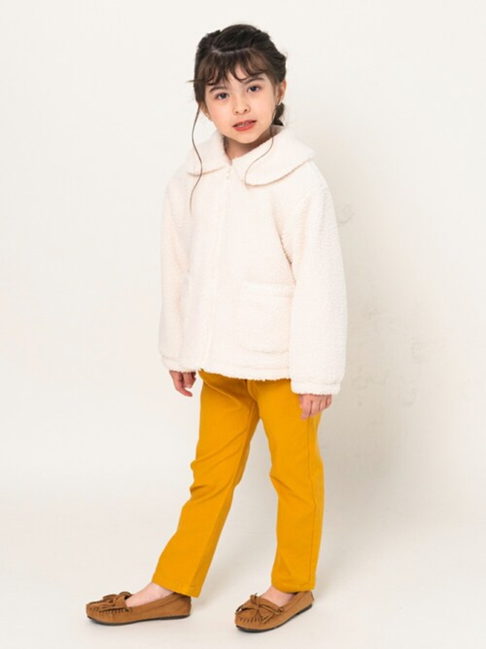 「アウター、ボア、子供服、キッズコーデ、おでかけ、ボアジャケット、襟付き、おでかけコーデ、ボアブルゾン、アウターコーデ」｜「Moujonjonのボア襟付きジャケット（ムートンコート、ホワイト系）」を使った、こどもの森e-shopさん（キッズ・110cm）の冬コーディネートの1枚目の写真