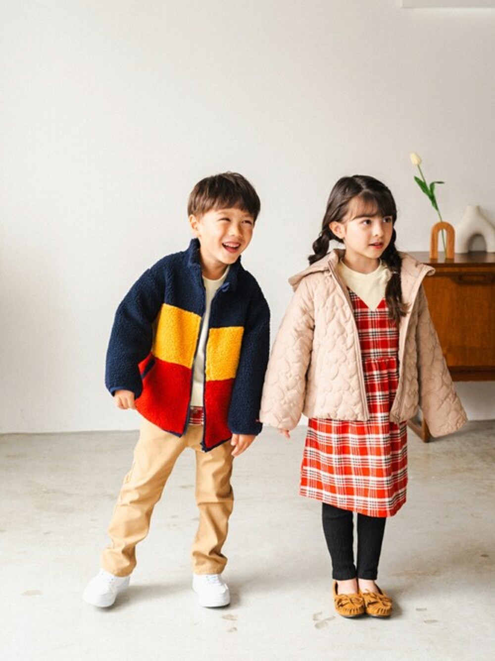 「ジャケット、冬コーデ、子供服、キッズコーデ、おでかけ、子供コーデ、おでかけコーデ、ジャケットコーデ、冬アウター、アウターコーデ」｜「Moujonjonのボアジャケット（ムートンコート、その他）」を使った、こどもの森e-shopさん（キッズ・110cm）の冬コーディネートの1枚目の写真
