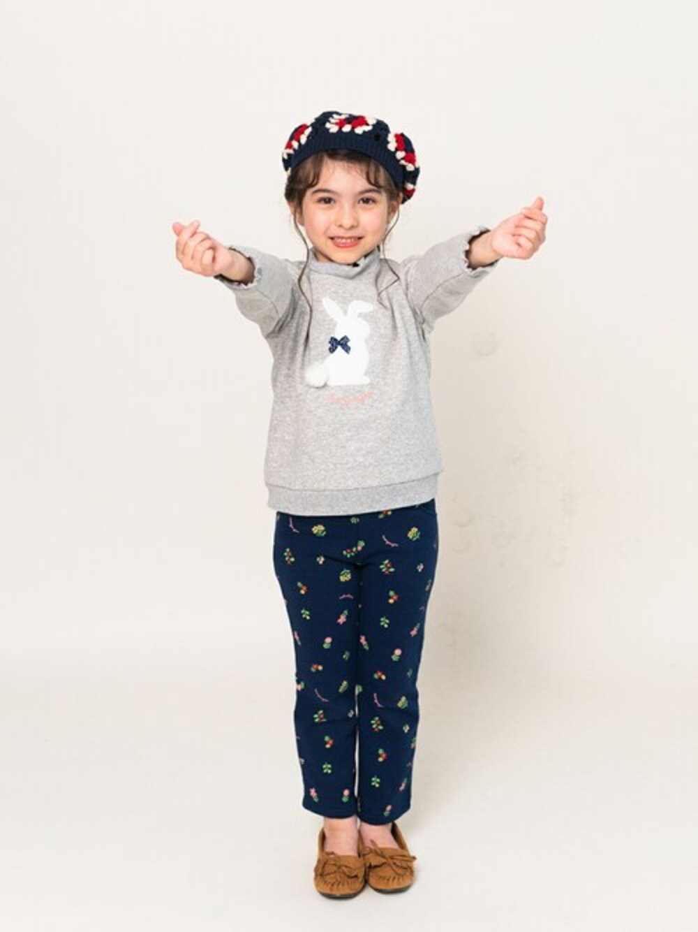「スウェット、トレーナー、うさぎ、子供服、おでかけ、スウェットトップス、子供コーデ、おでかけコーデ、ウサギさん、スウェットコーデ」｜「Moujonjonの裏起毛うさぎトレーナー（スウェット、グレー系）」を使った、こどもの森e-shopさん（キッズ・110cm）の冬コーディネートの1枚目の写真