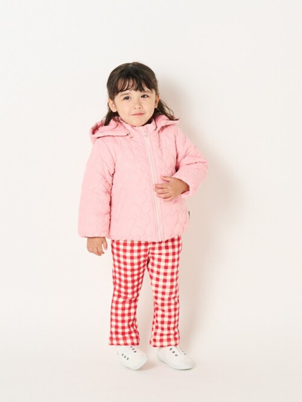 「ジャケット、子供服、キッズコーデ、パンツスタイル、ジャケットスタイル、通勤コーデ、パンツコーデ、通勤スタイル、子供コーデ、通学コーデ」｜「Moujonjonのハートキルトジャケット（ダウンジャケット/コート、ピンク系）」を使った、こどもの森e-shopさん（キッズ・90cm）の冬コーディネートの1枚目の写真