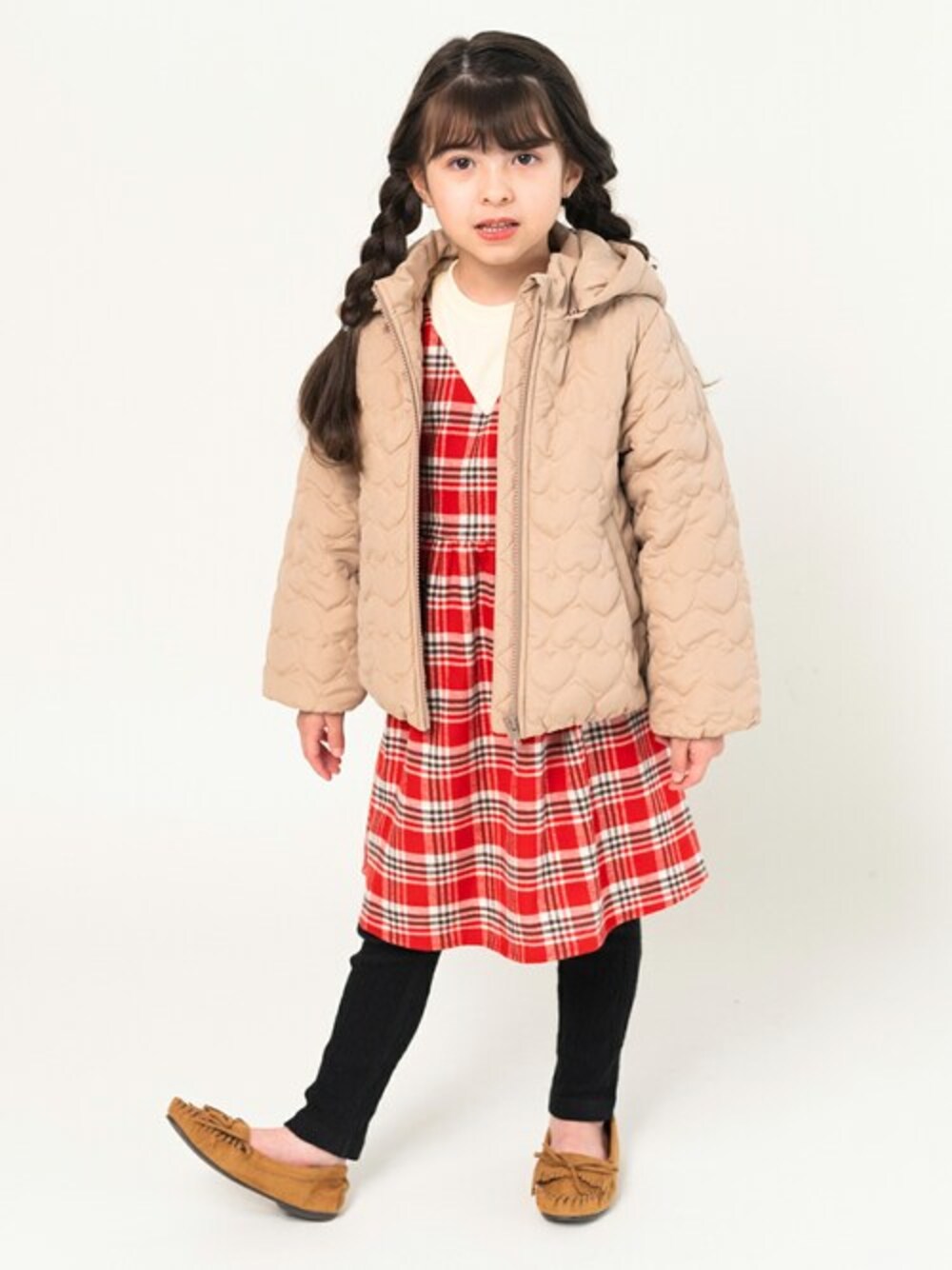 「チェック、ワンピース、キルティング、子供服、チェックワンピース、キルティングジャケット、ワンピーススタイル、子供コーデ、キルトジャケット、キルトブルゾン」｜「Moujonjonのハートキルトジャケット（ダウンジャケット/コート、ベージュ系）」を使った、こどもの森e-shopさん（キッズ・110cm）の冬コーディネートの1枚目の写真