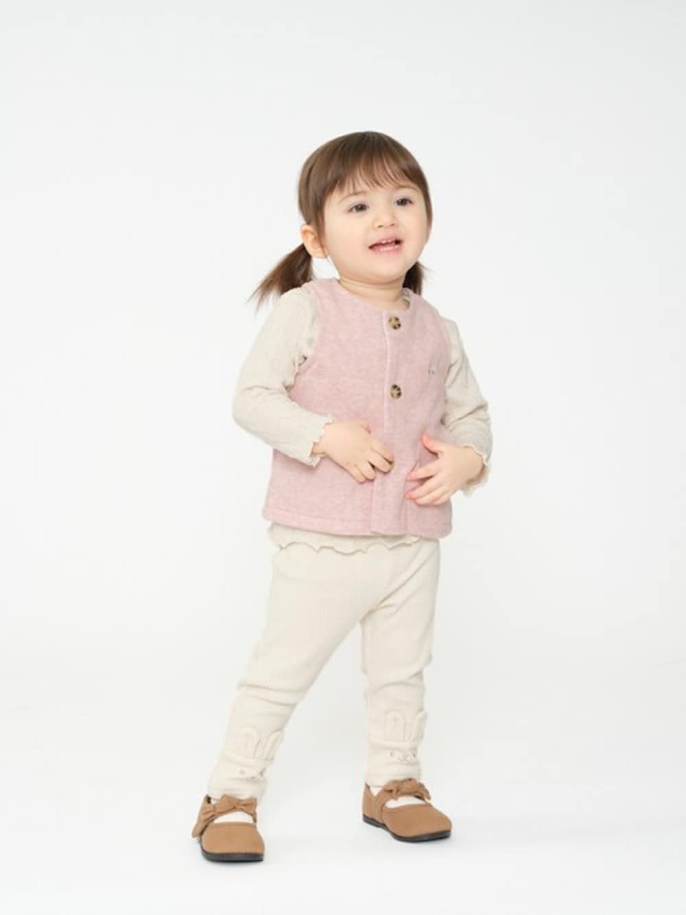 「ベスト、子供服、キッズコーデ、赤ちゃん、子供コーデ、通学コーデ、キッズファッション、通園スタイル、通園コーデ、ベストコーデ」｜「Moujonjonのパイル起毛さくらんぼ刺繍付ベスト（ベスト、ピンク系）」を使った、こどもの森e-shopさん（キッズ・90cm）の冬コーディネートの1枚目の写真