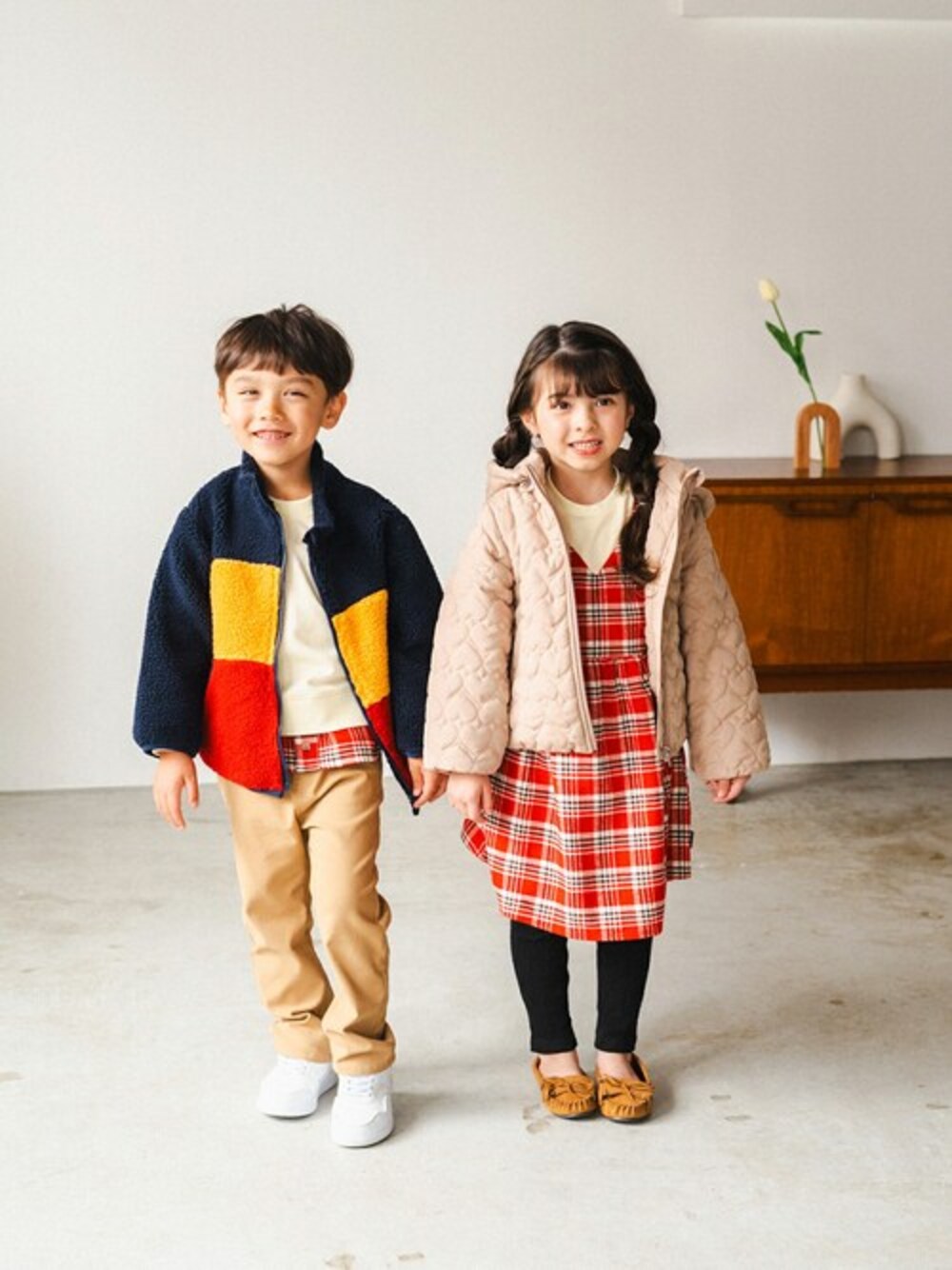 「冬コーデ、子供服、キッズコーデ、お揃い、子供コーデ、子供、リンクコーデ、お揃いコーデ、キッズファッション、冬アウター」｜「Moujonjonのボアジャケット（ムートンコート、その他）」を使った、こどもの森e-shopさん（キッズ・110cm）の冬コーディネートの1枚目の写真
