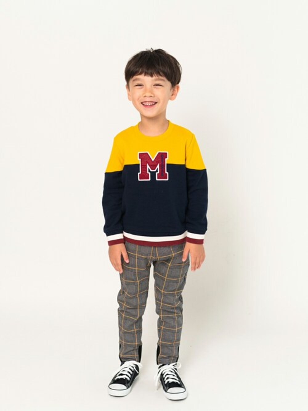 「スウェット、トレーナー、ロゴスウェット、子供服、キッズコーデ、ロゴトレーナー、スウェットトップス、子供コーデ、キッズファッション、スウェットコーデ」｜「Moujonjonの裏起毛ロゴトレーナー（スウェット、イエロー系）」を使った、こどもの森e-shopさん（キッズ・110cm）の冬コーディネートの1枚目の写真