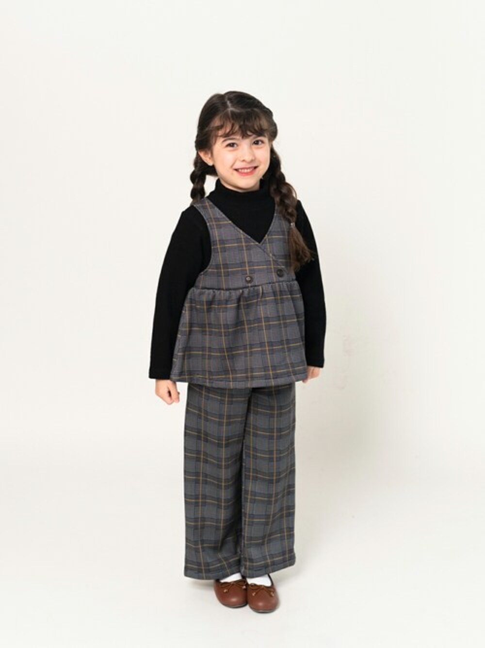 「チェック、重ね着、チェックシャツ、トレーナー、チュニック、子供服、通学、重ね着風、通学コーデ、重ね着コーデ」｜「Moujonjonのグレンチェックチュニック重ね着風トレーナー（スウェット、ブラック系）」を使った、こどもの森e-shopさん（キッズ・110cm）の冬コーディネートの1枚目の写真